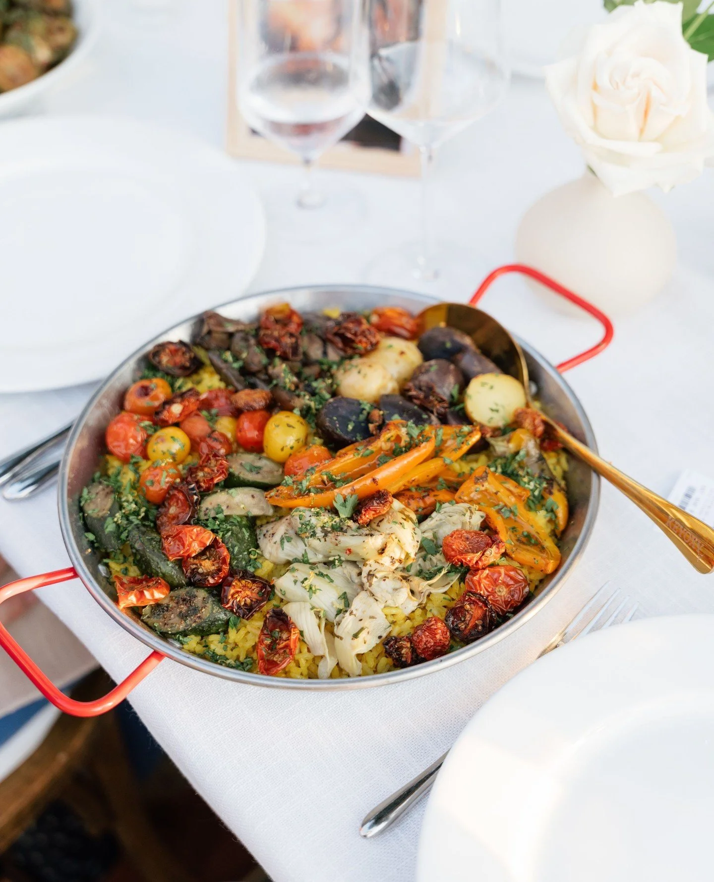 Our Paella Valenciana is made for sharing &amp; is the perfect way to bring everyone together 🥘🧡⁠
⁠
⁠
Planner: @taylornicoleevents⁠
Photo: @savanahpoolphotography⁠
Venue: Martin Johnson House⁠
Catering: @coastcatering⁠
Rentals: @crown_rentals @wond