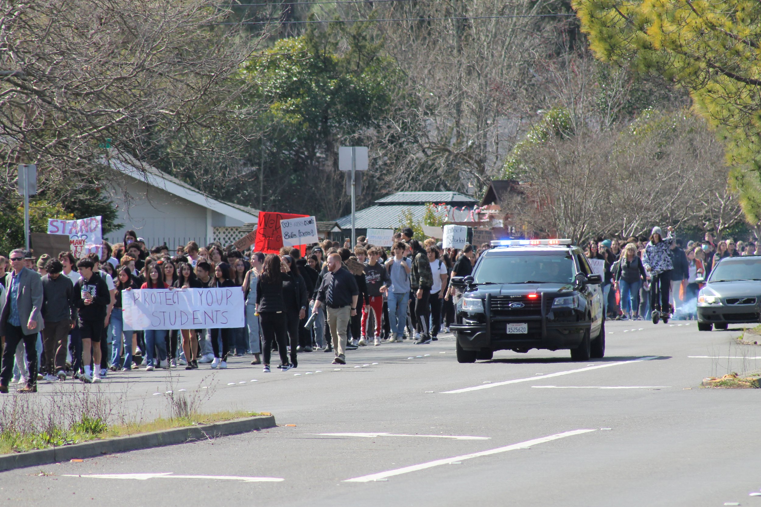  Students walking back around towards the school on March 3 (Sean Gubera,  The Puma Prensa )  