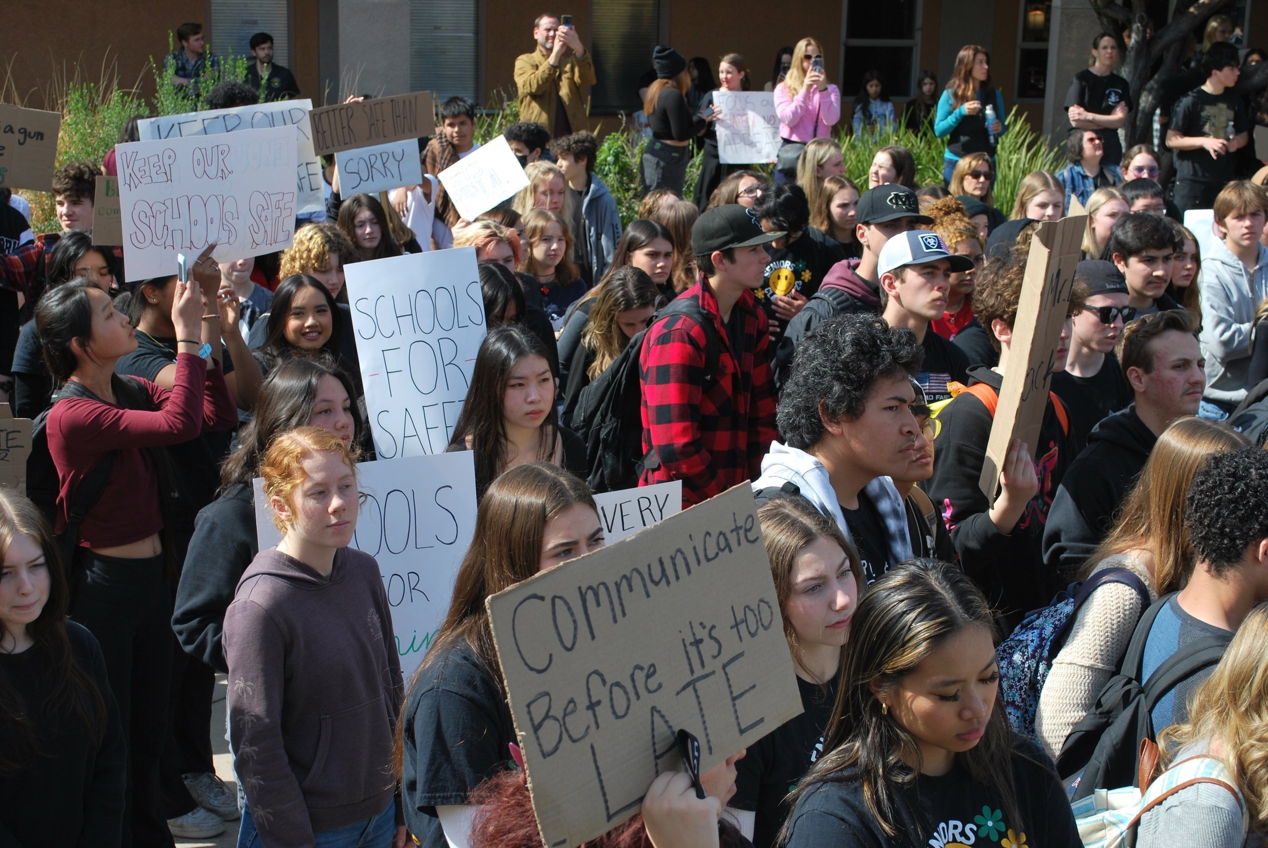  Students rallying before walkout on March 3 (Parece Moravat,  The Puma Prensa ) 