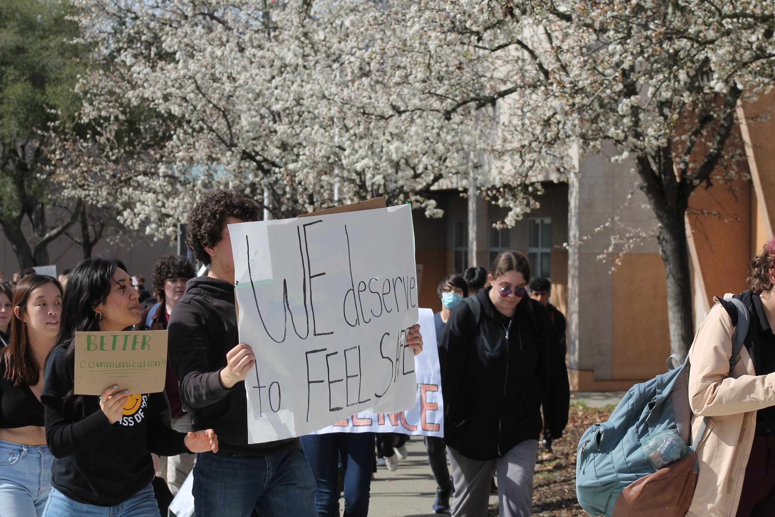  Students with signs in front of school during walkout on March 3 (Sean Gubera,  The Puma Prensa ) 