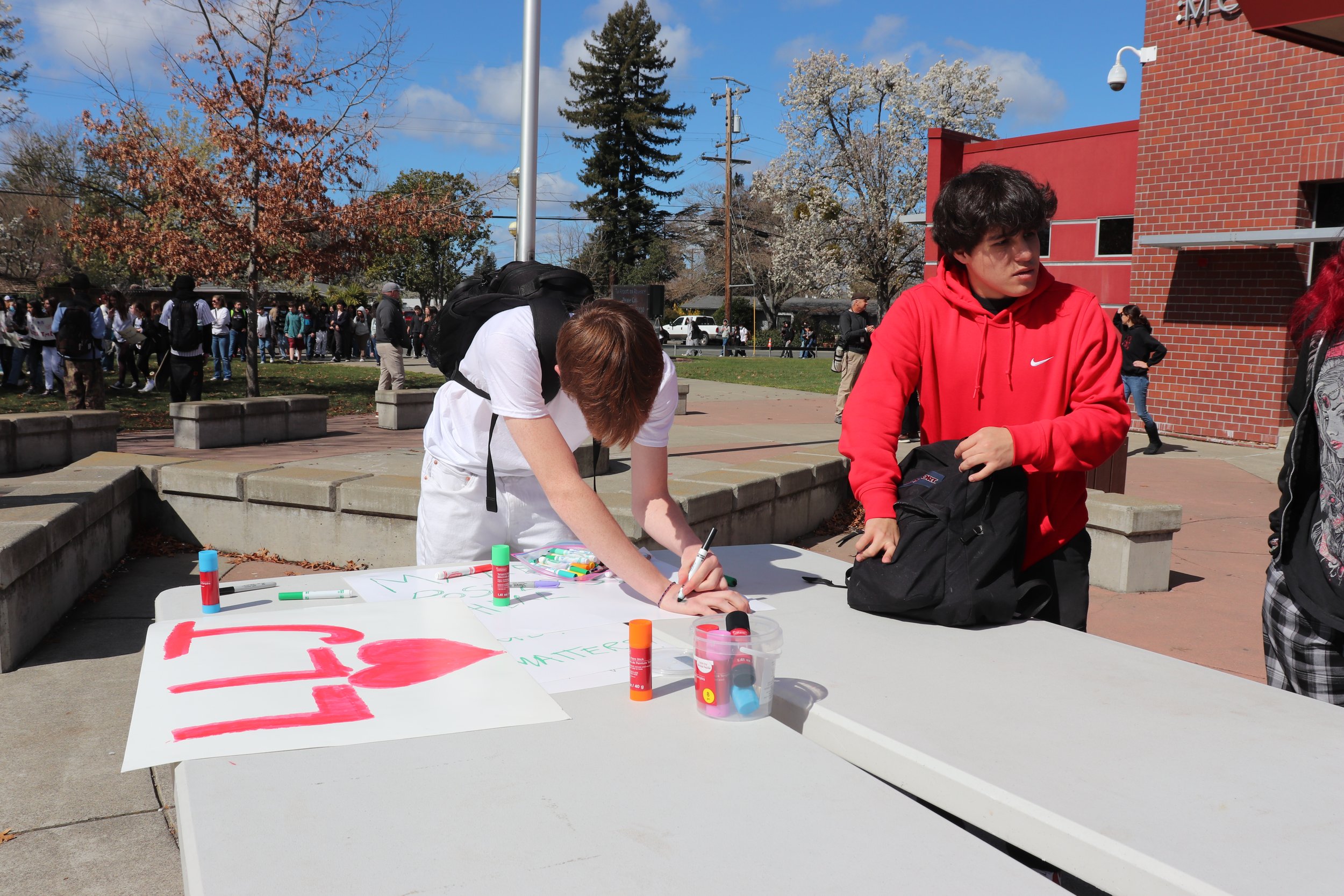  Montgomery students making signs for demonstration (Myiah Lucio,  The Puma Prensa ) 