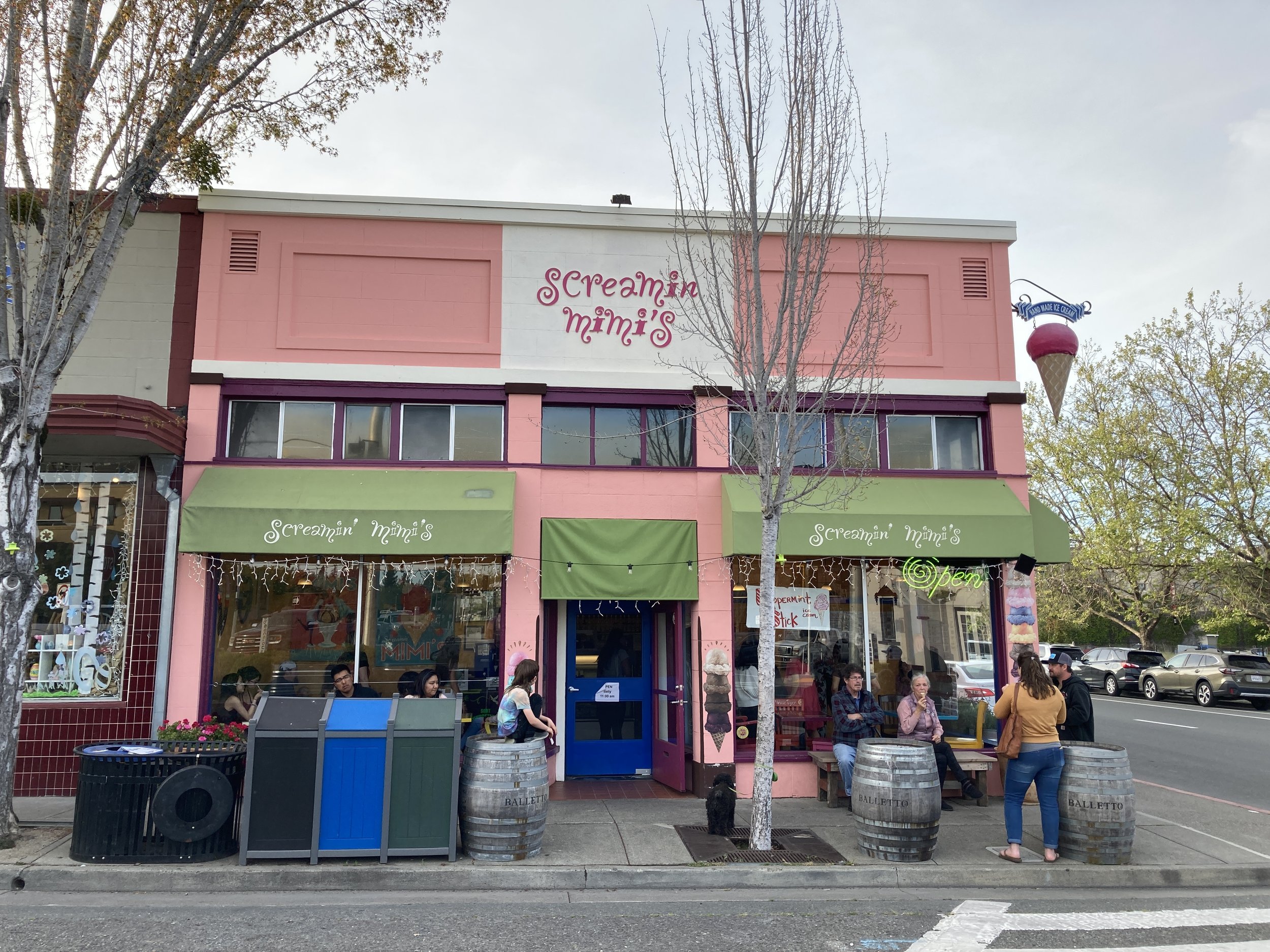  The storefront of Screamin' Mimi's, an ice cream shop in Sebastopol (Claire Wu,  The Puma Prensa)  