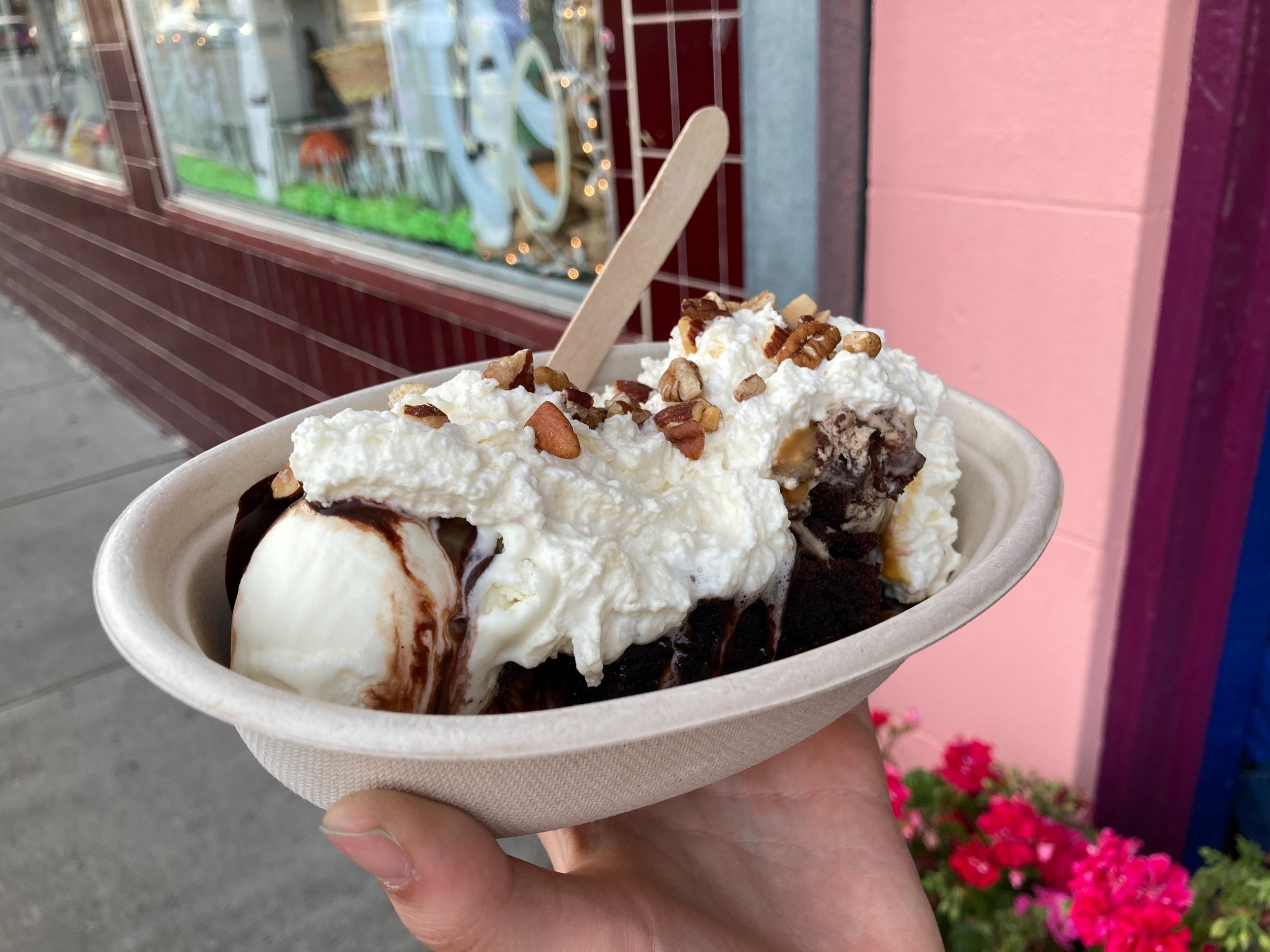  The Screamin' Mimi sundae, with one scoop of root beer ice cream and one scoop of Mimi's Mud, ordered at Screamin' Mimi's (Claire Wu,  The Puma Prensa)  