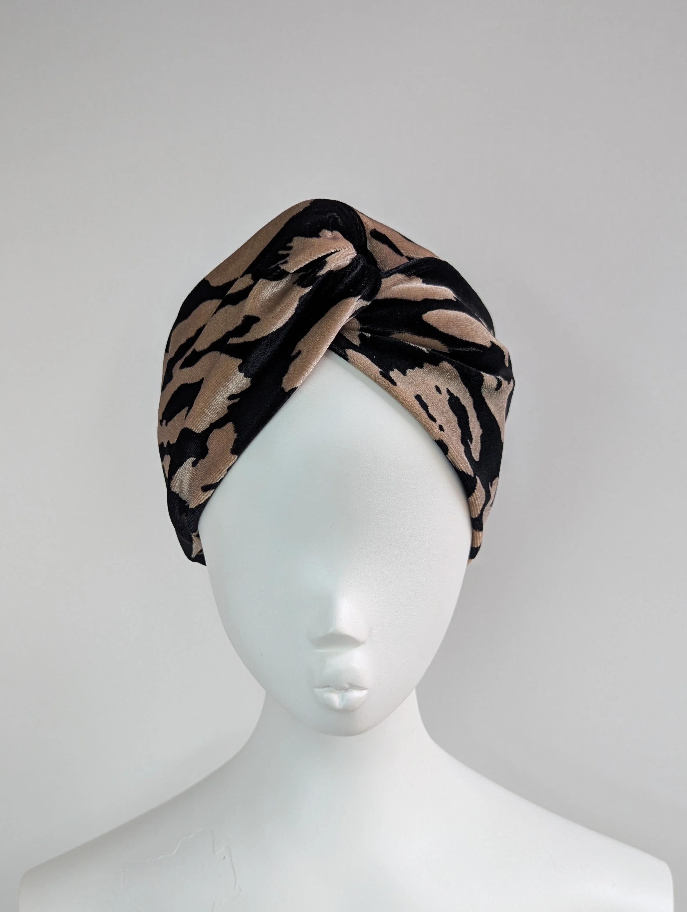 Black-Beige-Leopard-Velvet.jpg