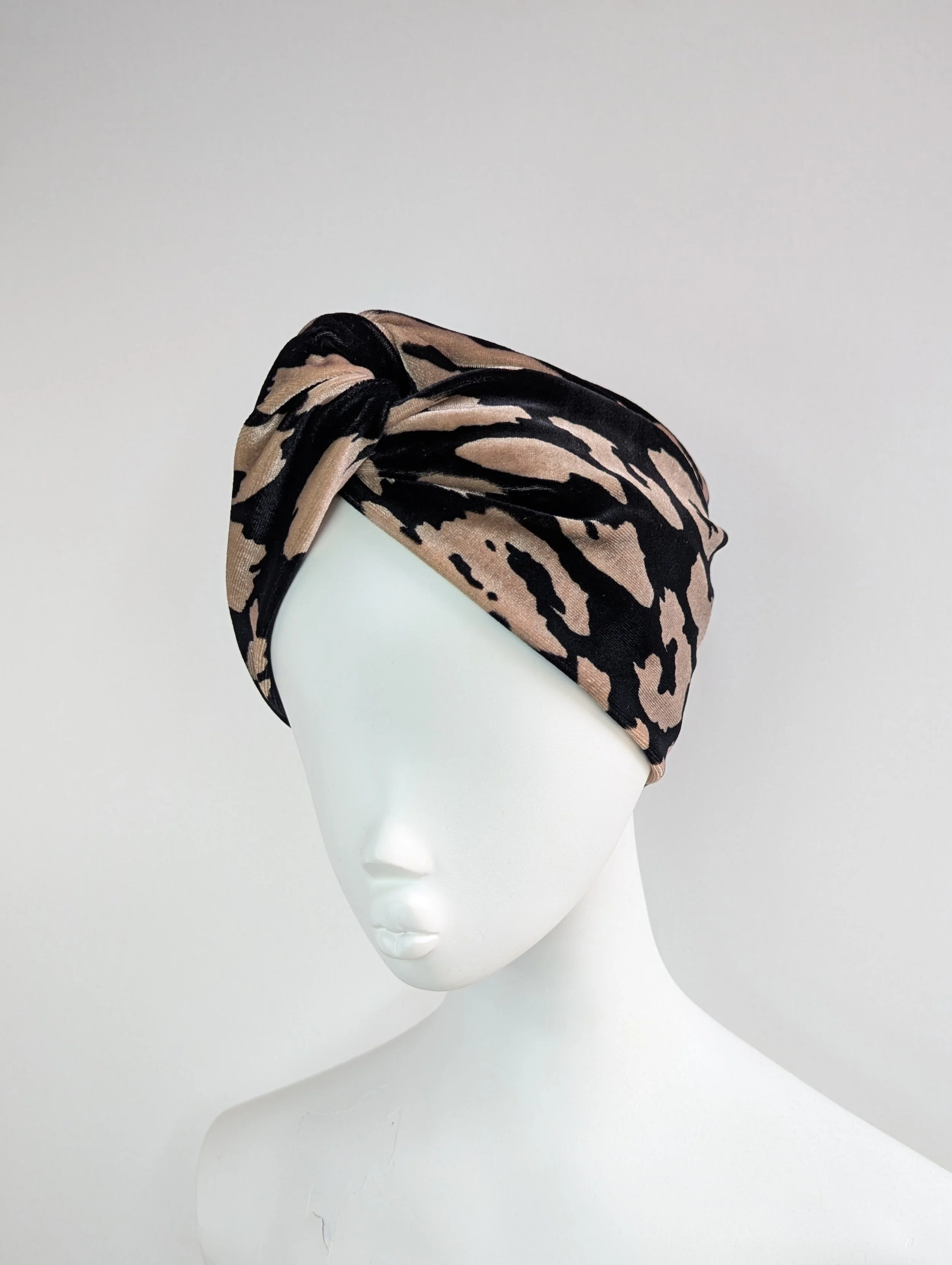 Black-Beige-Leopard-Velvet-1.jpg
