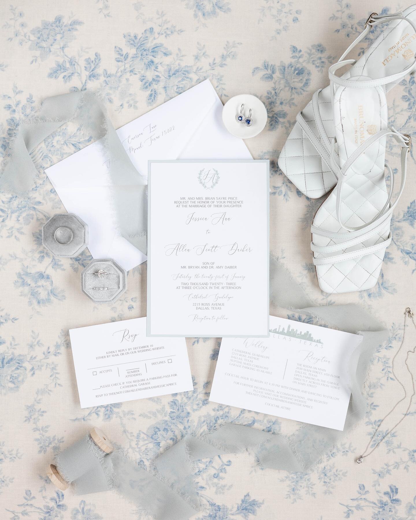 Here&rsquo;s a beautiful flatlay picture for your Monday morning! 😍

#2023dallaswedding #texaswedding #texasweddingplanner #dfwweddingplanners #dfweddings #dallasbride #dfwweddings #txbride  #theknotweddings #weddingcoordinating #bridesofnorthtexas 