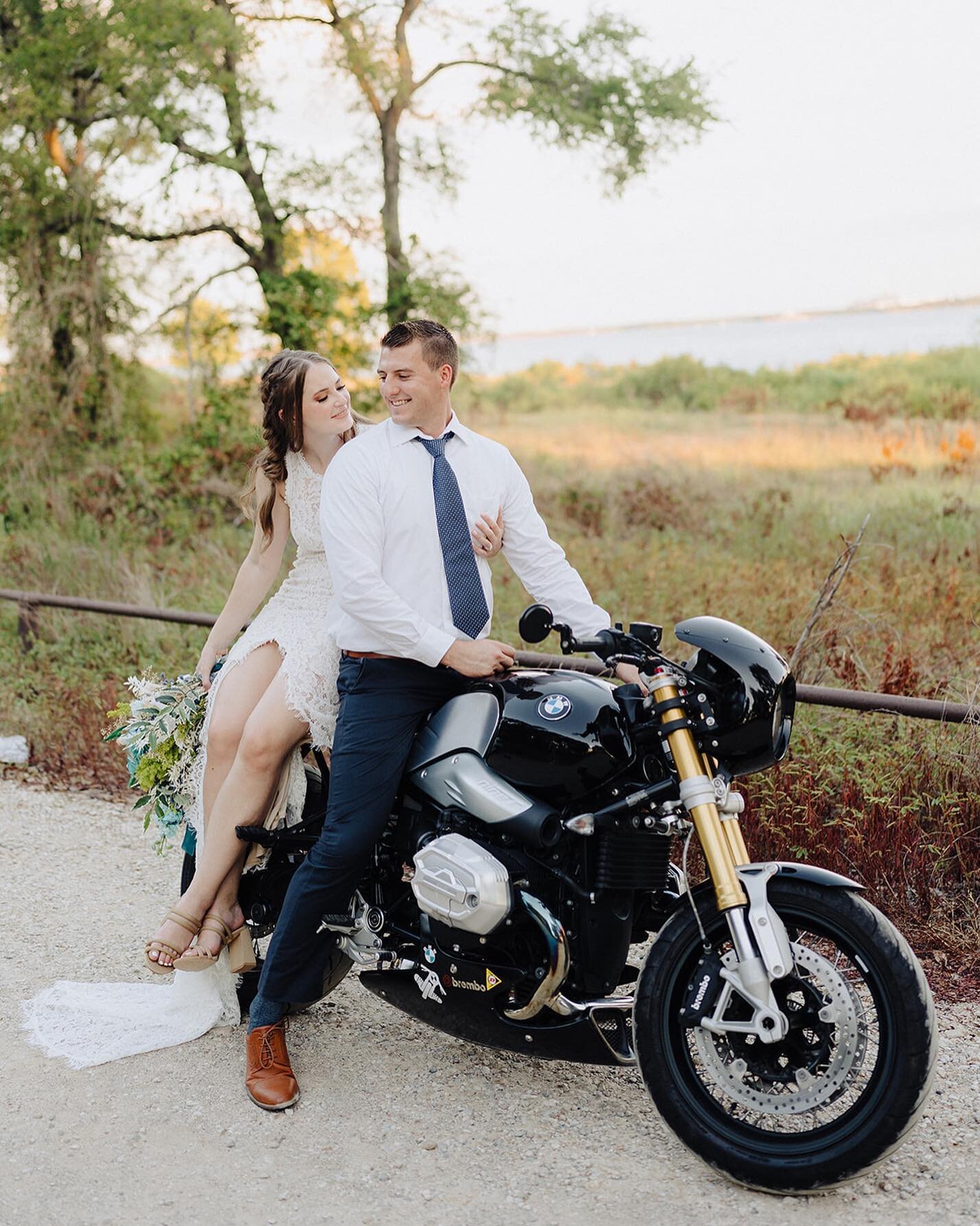 Why not choose a motorcycle as your getaway car when driving off into the sunset! 🏍️✨

Shoutout to @evancarpenterphotography for creating magic that day! These photos turned out amazing!🤍