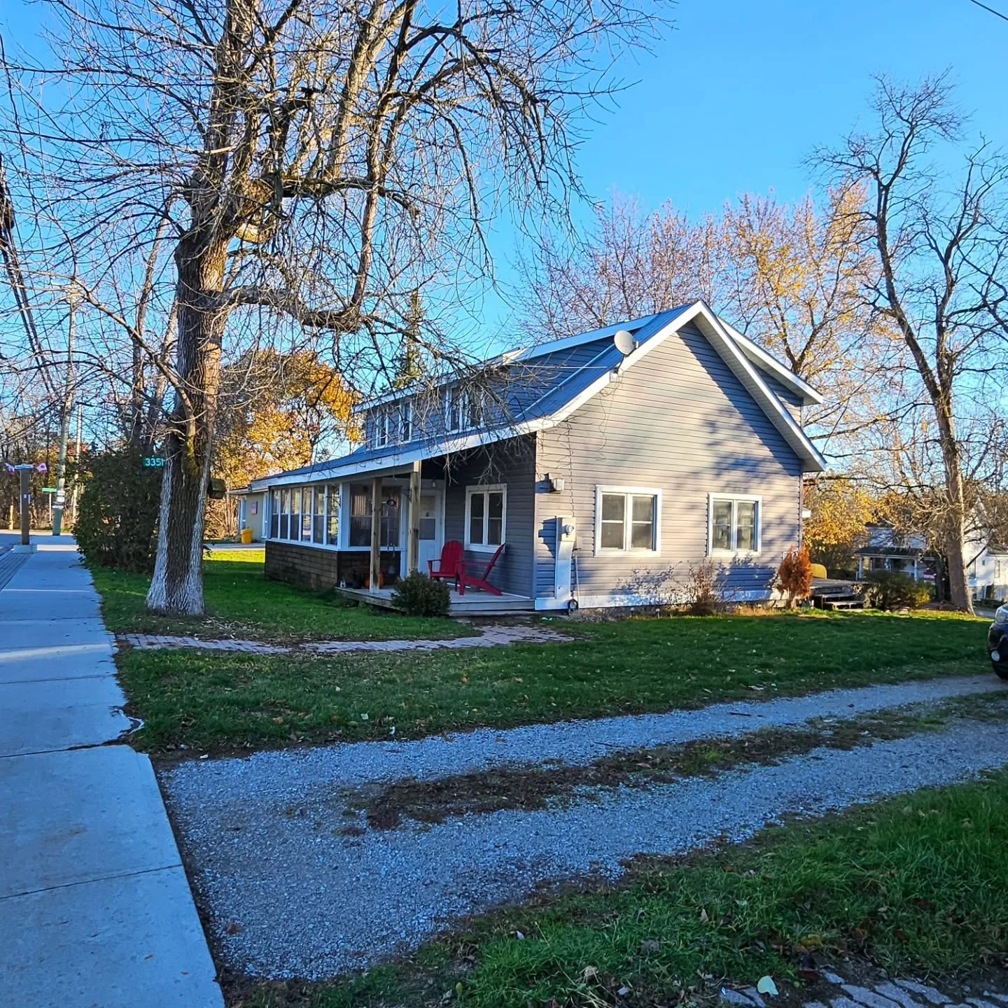 The best part of retreats is ALWAYS this. Home. I thought to myself, why don't I take goofy  pictures of the place I love the most? So here you go. (Im not even sick of my green travel sweater.)