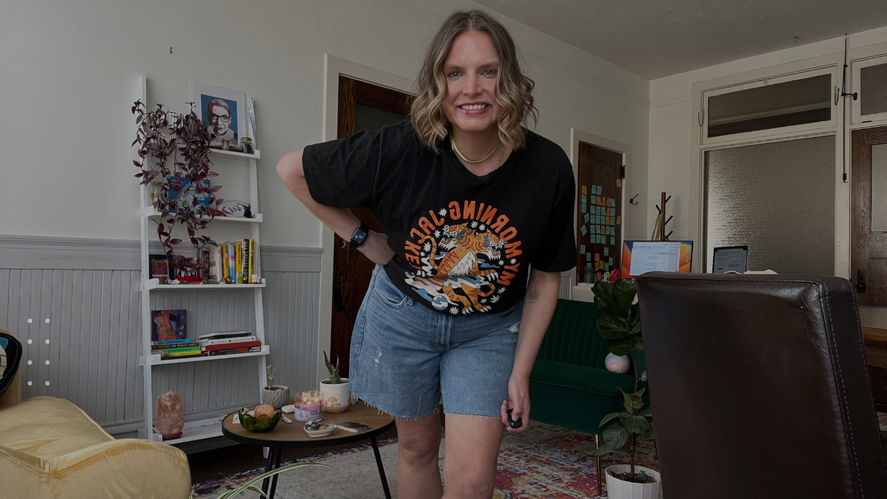 6 ways to style graphic t shirts