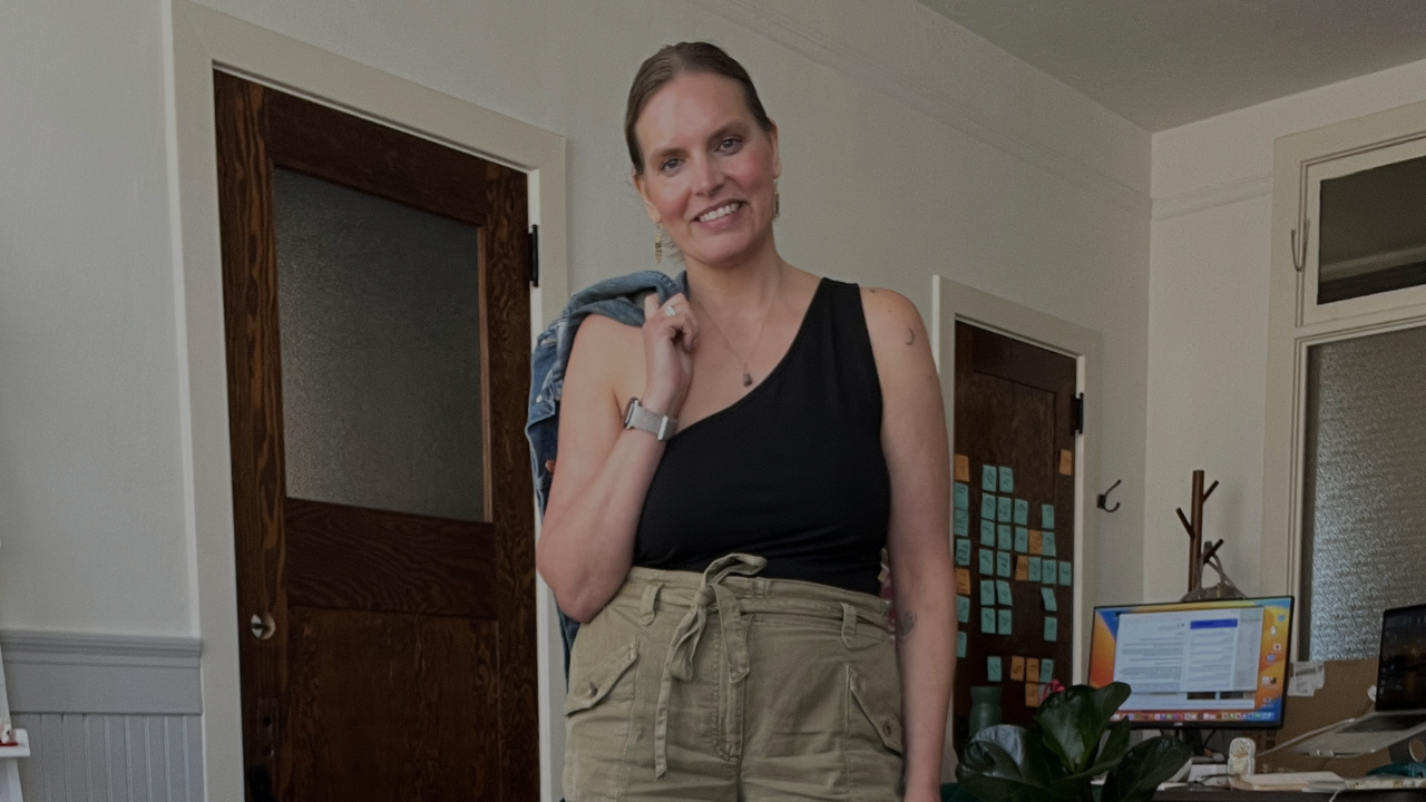 One shoulder top styled 5 ways for a summer capsule wardrobe