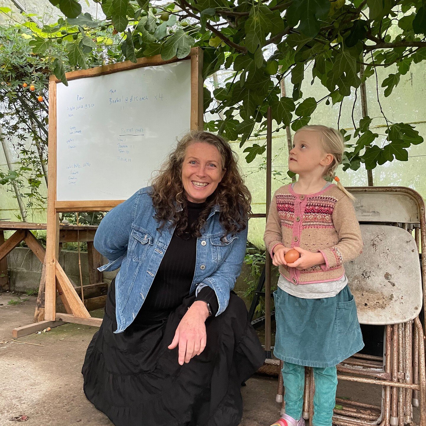 We had the pleasure of a visit from the wonderful Morag Gamble last week, global permaculture ambassador and founder of the @ethos.foundation and @permacultureeducationinstitute based in Australia. Anoush was incredibly excited to meet her too and lo