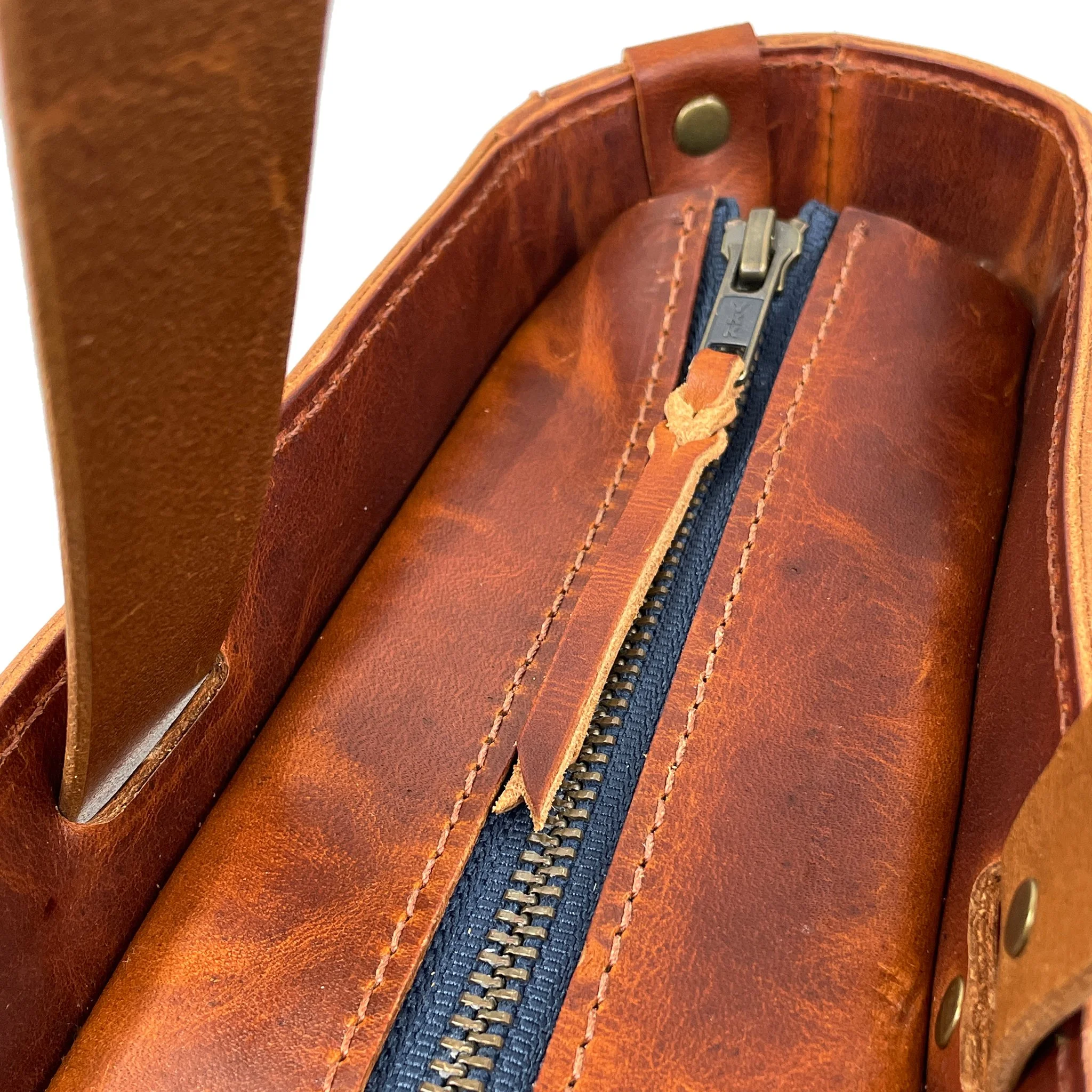 top of a Ziggy tote showing zipper