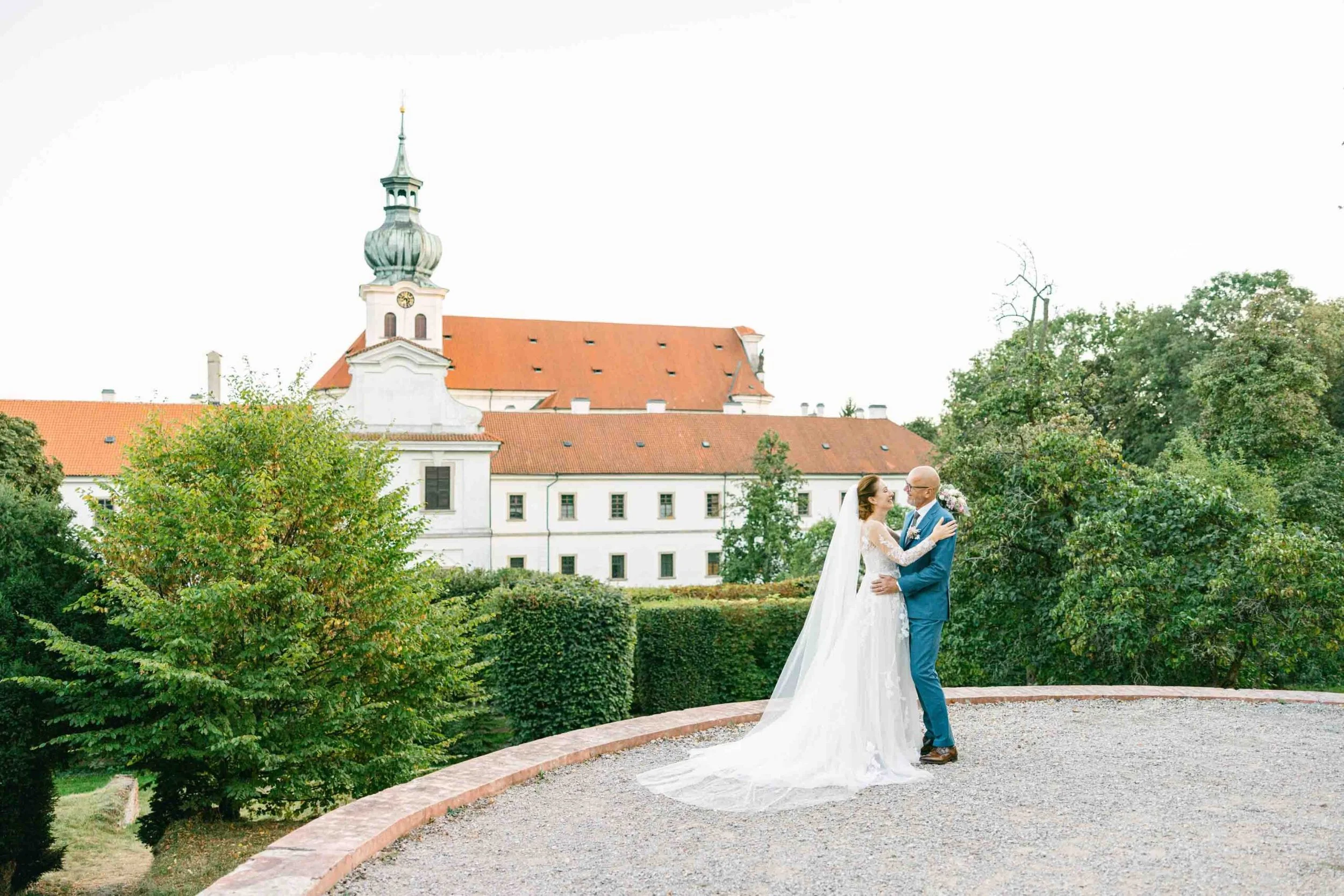 Svatebni_fotografka_Ludmila_Esterkova-Praha-Klaster_Brevnov-0245-scaled.jpg