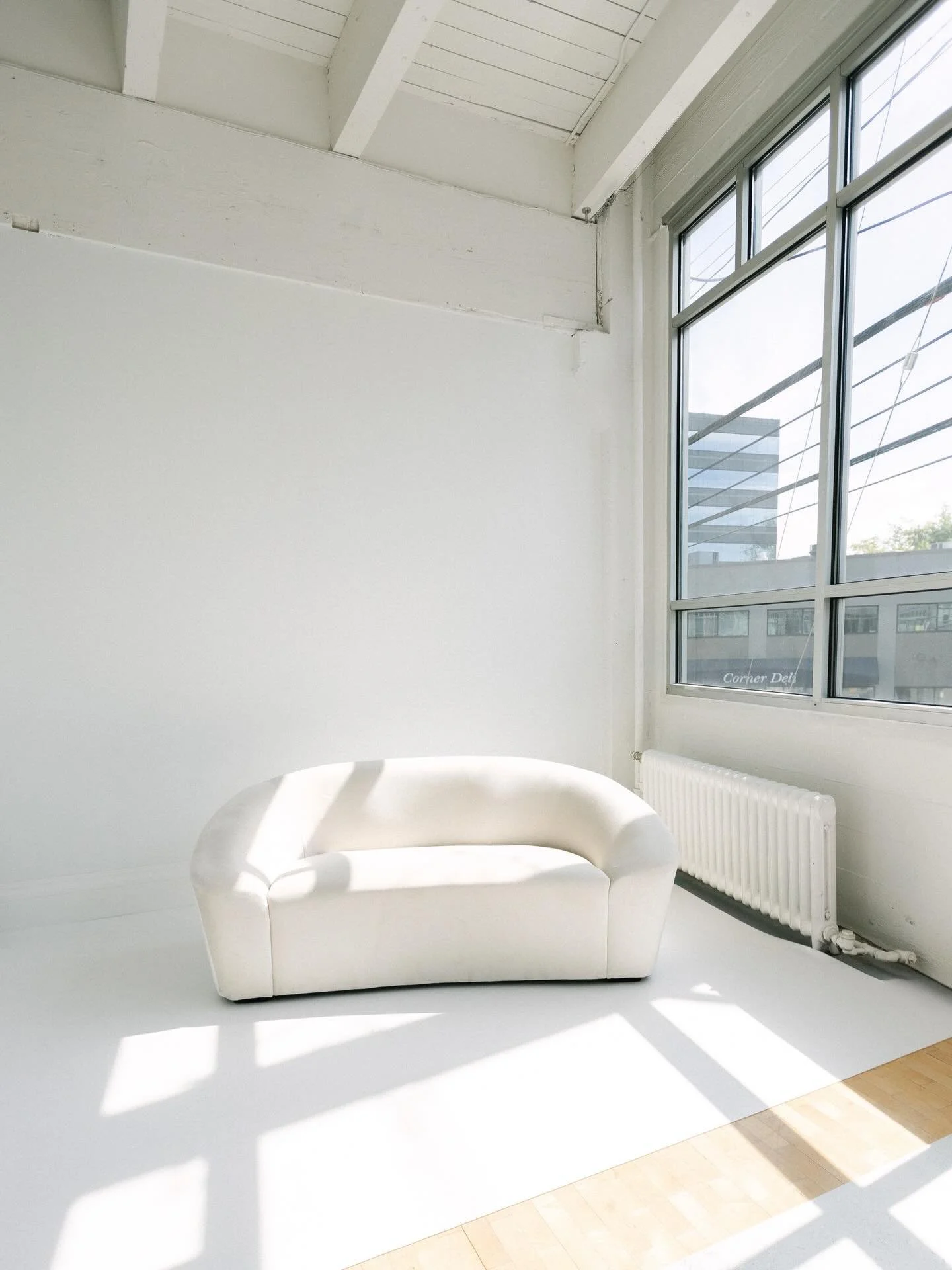 Modern, sleek, and oh so editorial! What would you do with this set-up?