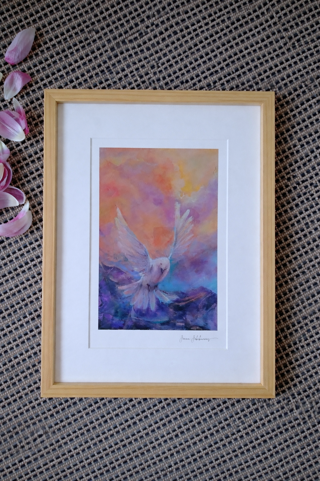 Valkoinen kyyhky värikkään taivaan yllä.png