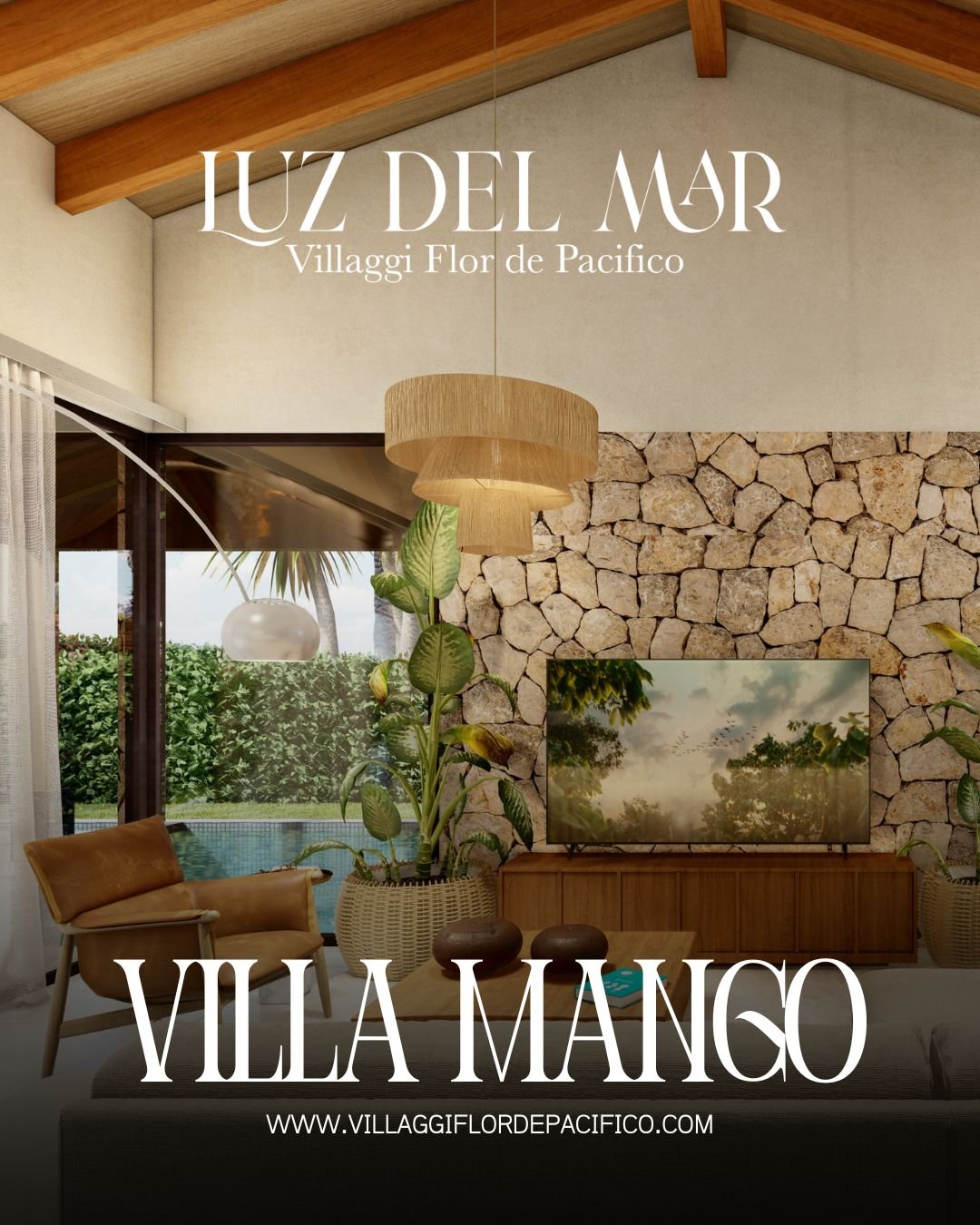 Sala de estar moderna con paredes de piedra, sofá y sillas, televisión grande, planta decorativa y vista al jardín con piscina. Texto: "Luz del Mar - Villaggi Flor de Pacífico, Villa Mango" y sitio web www.villaggiflordepacifico.com.