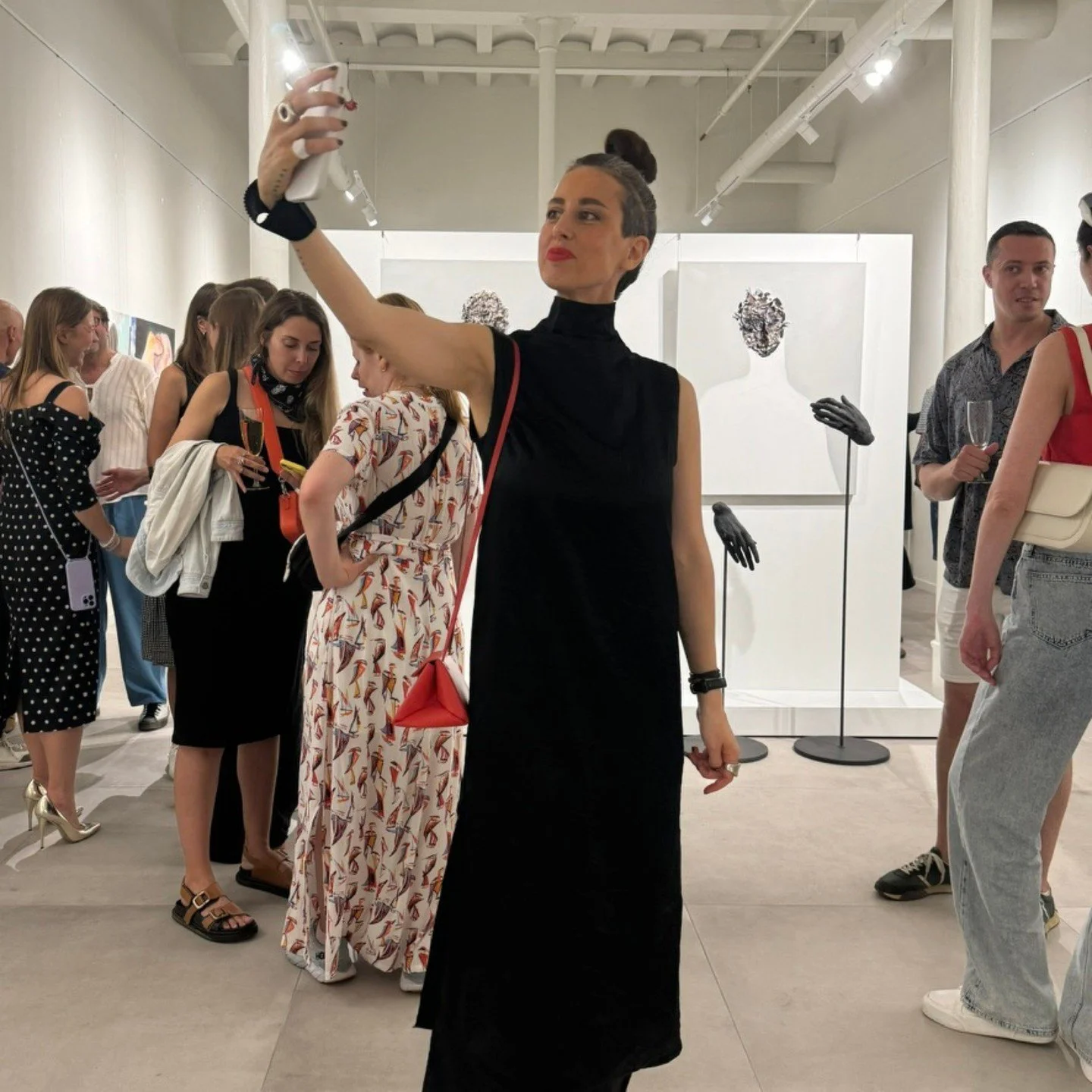 Last week I had the pleasure of attending the FEMINITIVAS exhibition at the beautiful G Gallery in Barcelona. 

I'll just say it out loud - I love art shows, I mean really love them. I get to show up for talented artists, and I get to immerse myself 