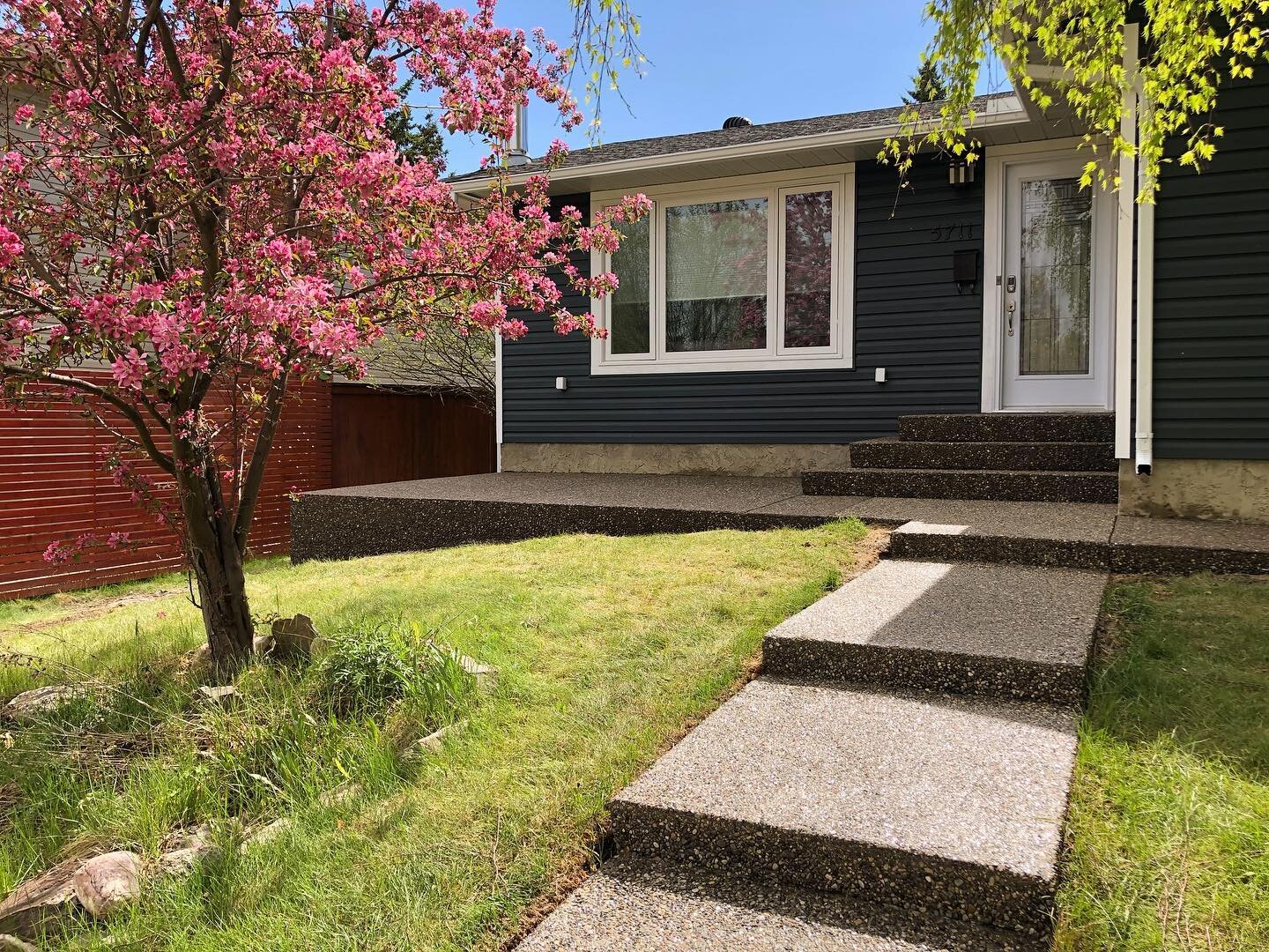 Nice change to the front entrance of this house with the addition of the side porch and 3-sided step. Exposed finish w/colour. Really made this space usable.
#lmcconcrete #customconcrete #yycconcrete #yycconstruction #concrete #patio #step