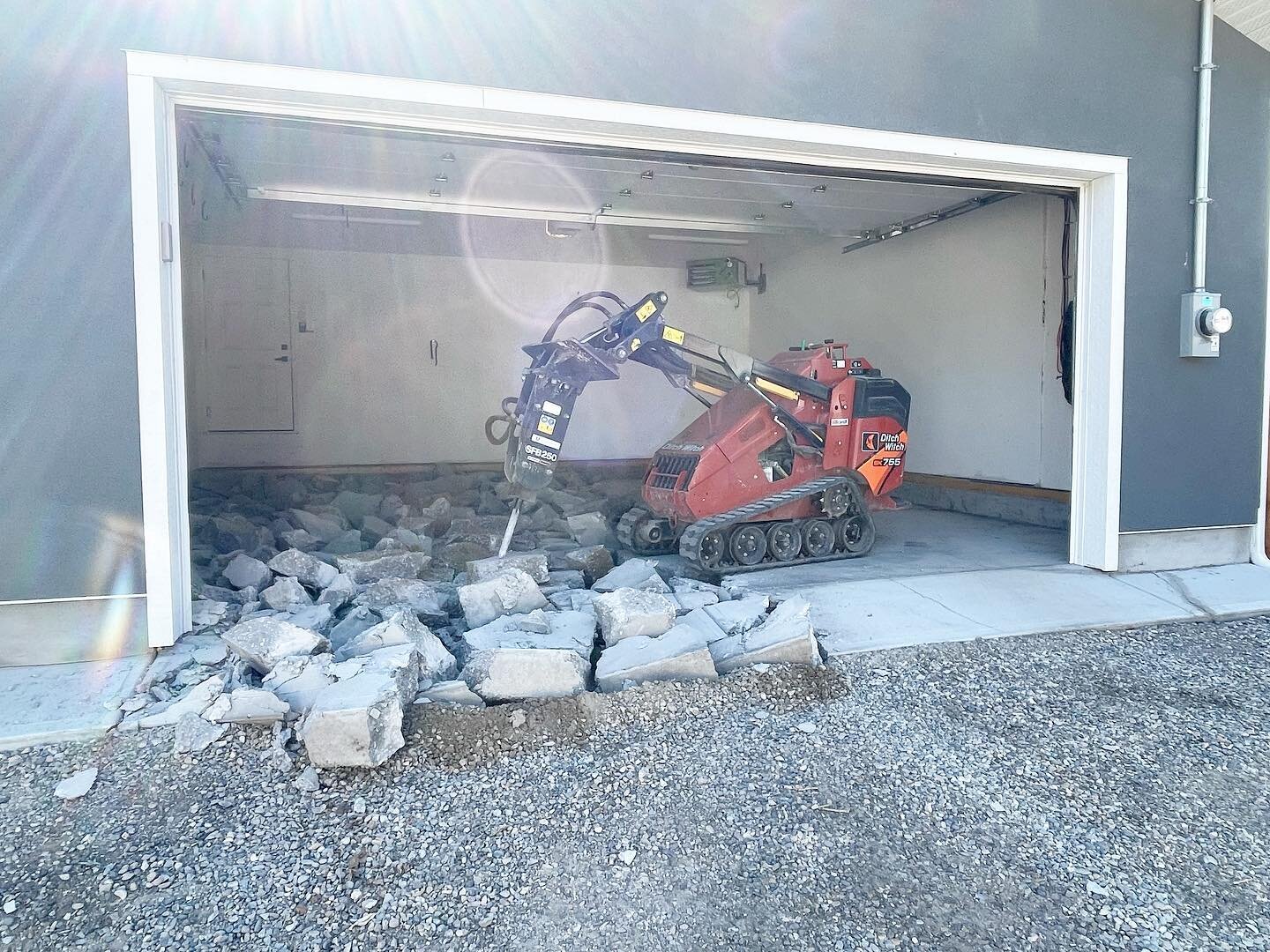 A little R&amp;R (remove/replace) garage slab. Previous slab failed(no rebar). Added Watts ductile iron drain, 2&rdquo; insulation 10mm rebar grid, fiber mesh and densifier. 
#lmcconcrete
#customconcrete
#yycconcrete
#yycconstruction
#concrete
#garag