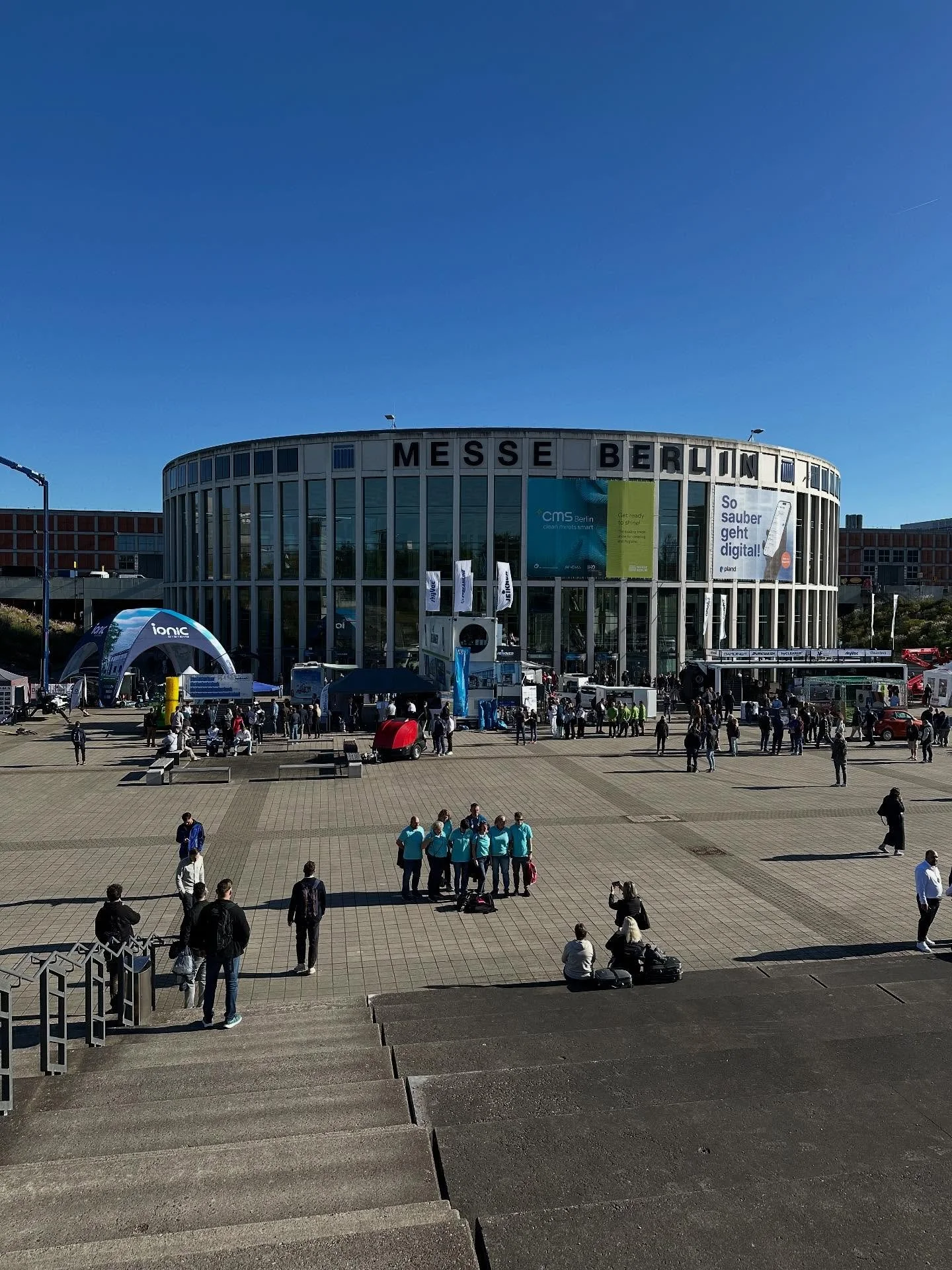 Um f&uuml;r unsere Kunden immer auf dem neuesten Stand zu bleiben, egal ob in der Unterhaltsreinigung, Glasreinigung oder bei Sonderreinigungen, sind wir heute und morgen auf der @cms_berlin 
Hier seht ihr ein paar erste Eindr&uuml;cke vom heutigen T