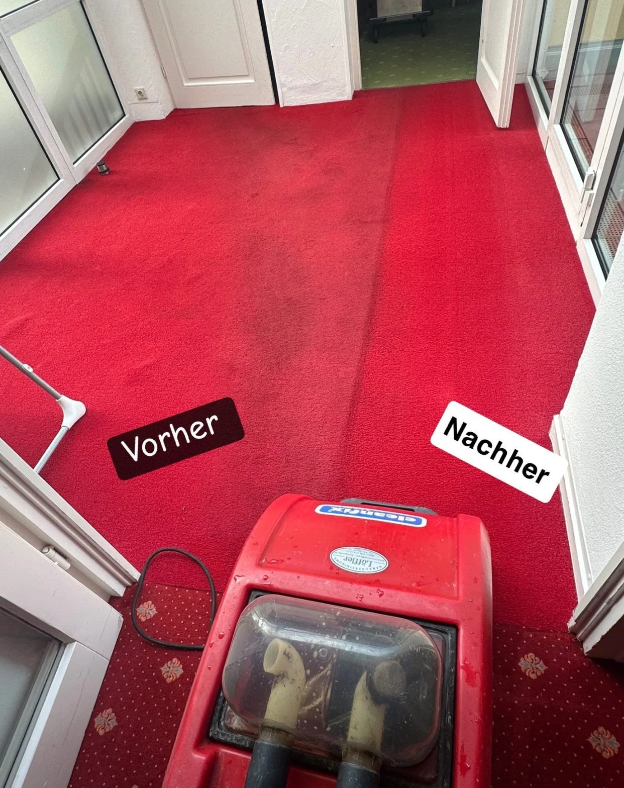 Wir melden uns mit einer Teppichbodengrundreinigung aus der Winterpause zur&uuml;ck. Der Unterschied von vorher zu nachher ist auf diesem Bild deutlich zu erkennen.
Wollen auch Sie Ihren Teppich wieder zum Strahlen bringen? Gerne k&ouml;nnen Sie sich