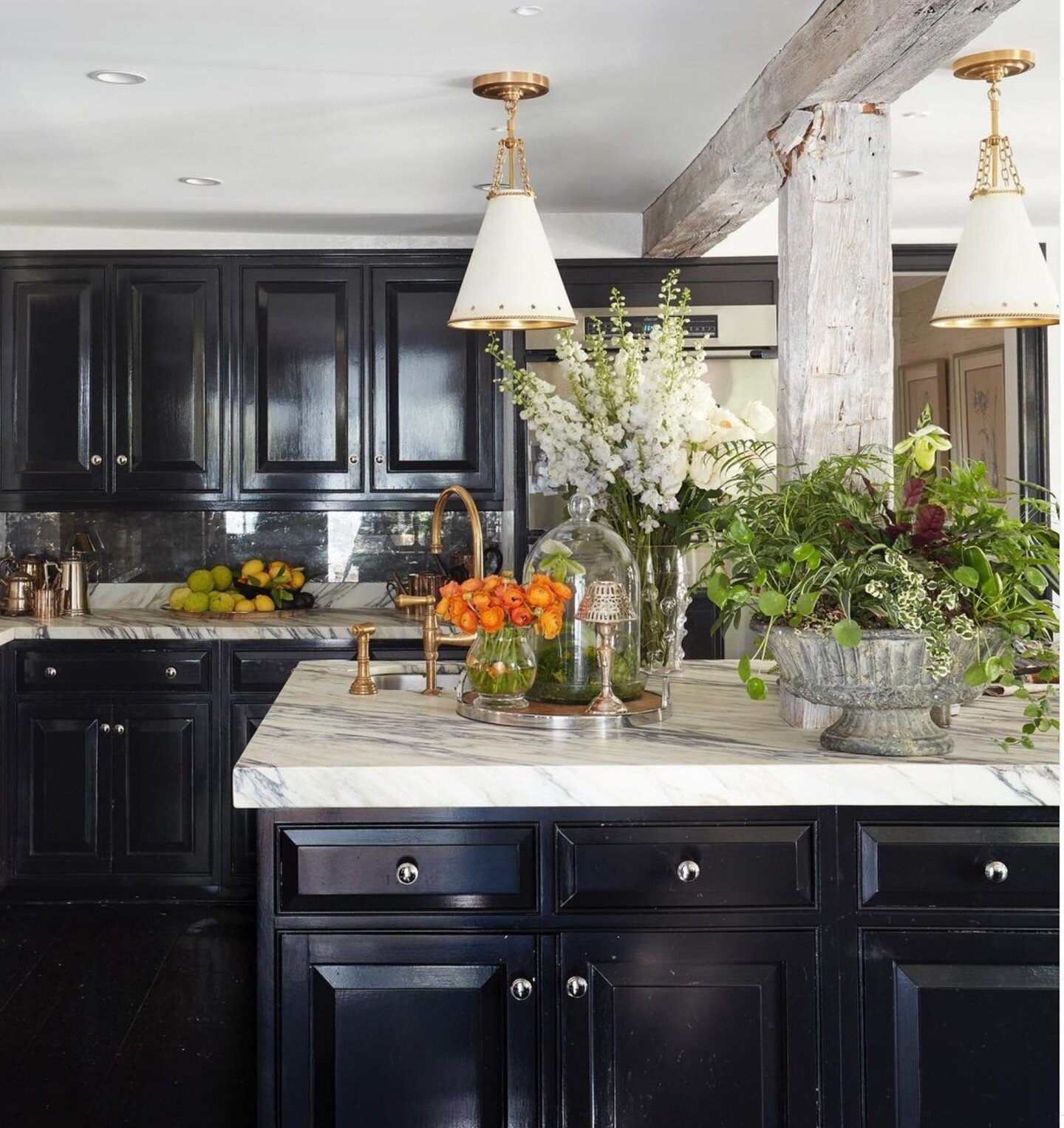 I admire the incredible talents and style of @bittybromley. ⁠
⁠
Love what is captured here:  bold veining within the marble and ebony cabinets&hellip;two elements I adore!⁠
⁠
⁠
#styledbyark #styleinterior #⁠bostoninteriordesign⁠
#interiordesignlover 