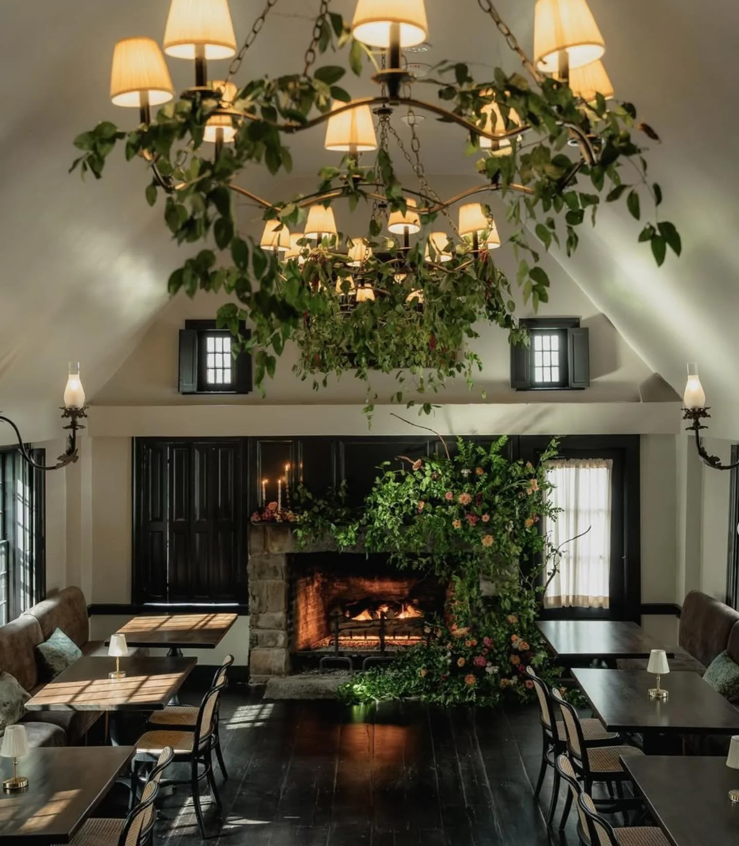 This season&rsquo;s host | hostess gift? The Inn Crowd by @jackiecaradonio &mdash; a passport to the most beautiful places to escape to in the Northeast!

I was lucky enough to host Jackie on the @classicandcuriouspodcast, and ever since, her eye for