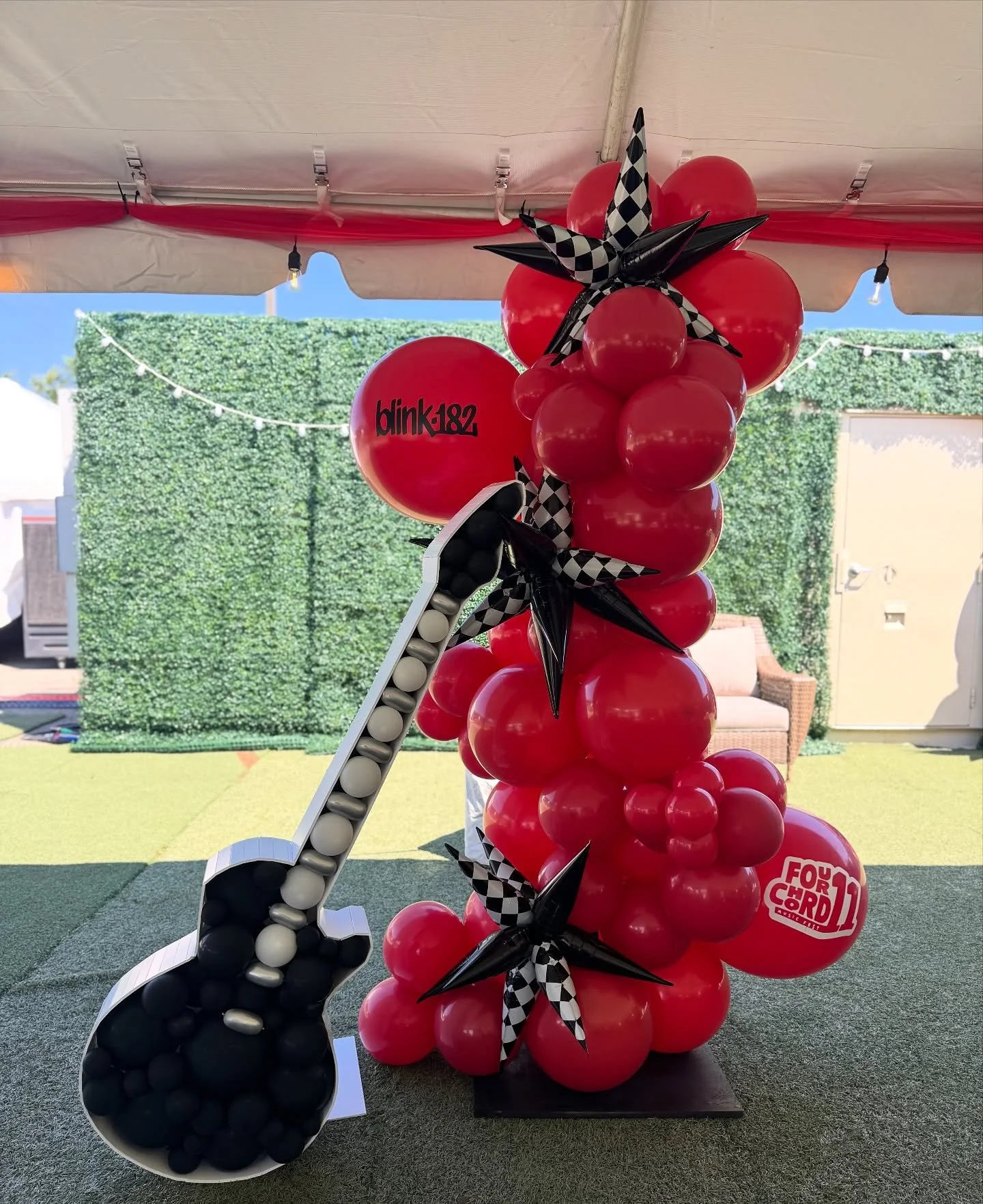 BLINK 182 X FOUR CHORD MUSIC FESTIVAL

🎸🤘⚡️🦩

#letsgetitpoppinco #blink182 #fourchordmusicfestival #fcmf #crazytower #balloongarlands #balloonmosaic #guitarballoon #pittsburgh #pittsburghballoons #balloonartist #pittsburghballoonartist