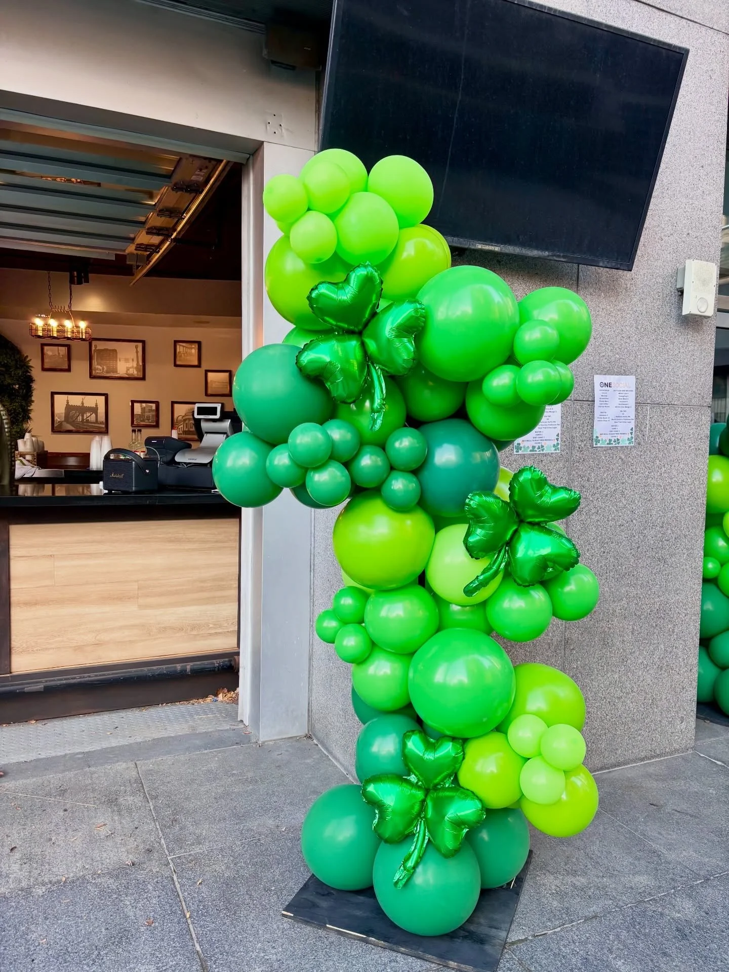 ☘️HAPPY ST. PATRICK&rsquo;S DAY!☘️

Our freestanding garlands offer the ultimate versatility and are available in indoor and outdoor options 

☘️feeling lucky?! Link in bio or DM us to get started on your order! 🇮🇪

#letsgetitpoppinco #stpatricksda