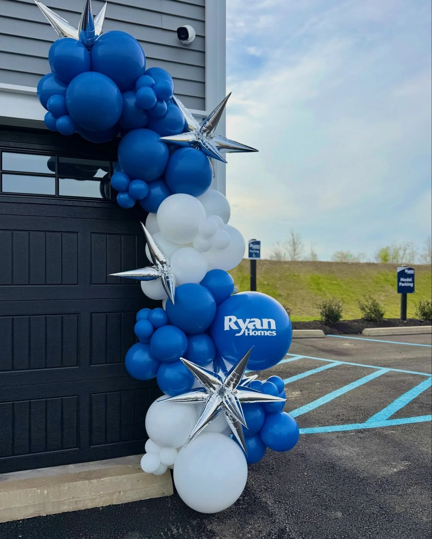 Make your grand opening impossible to miss! 🏡

Had so much fun creating this one for @ryanhomes at Scenic Ridge

Custom balloon installs for builders, brands, and businesses looking to create impact from day one ☝️ 

📍Pittsburgh + surrounding areas
