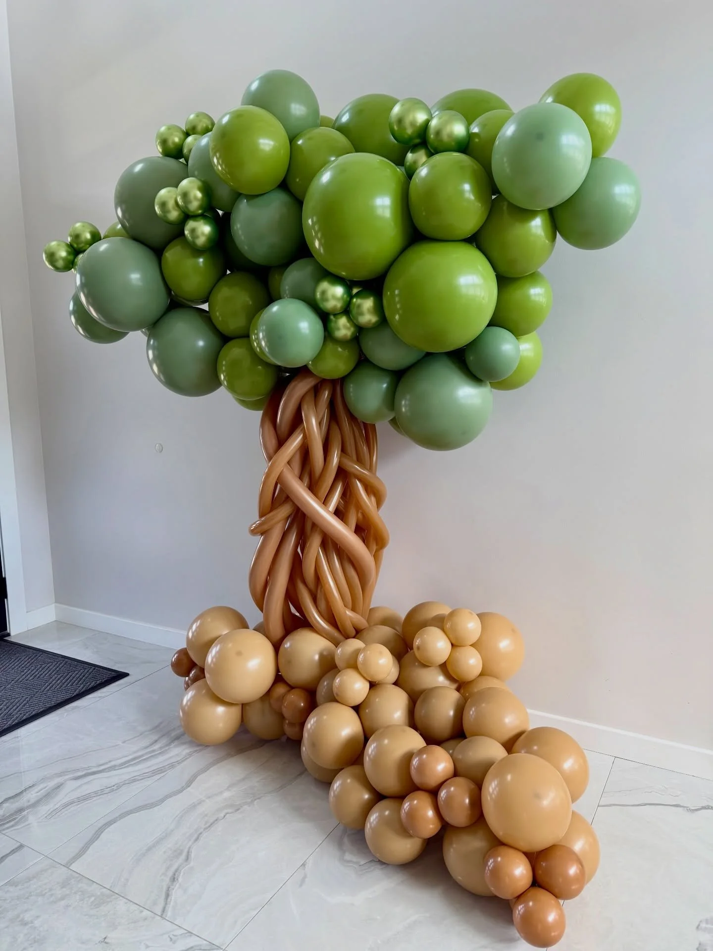 Always bringing you designs &ldquo;rooted&rdquo; in creativity 😉

🌳HAPPY ARBOR DAY!🌳

Start your custom order today 🔗link in bio or send us a DM

#letsgetitpoppinco #arborday #balloontree #balloonartist #pittsburgh
