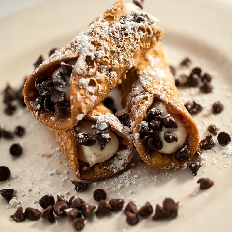 Who could resist a homemade cannoli? 🤤
.
.
.
.
.
#plazacatering #plaza #kccatering #kansascity #kansascityparty #kcevents #party #wedding #catering #caterer #holidayparty #cannoli #homemadecannoli