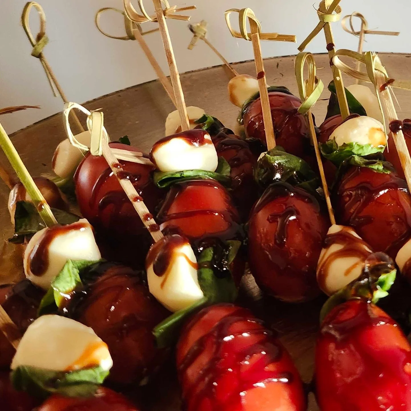 Small bites and big smiles make for a perfect cocktail hour! 
.
.
.
.
#cocktailhour #catering #weddingcatering #weddingcaterer #kcwedding #kansascityevents #kansascitywedding #plazacatering #appetizers