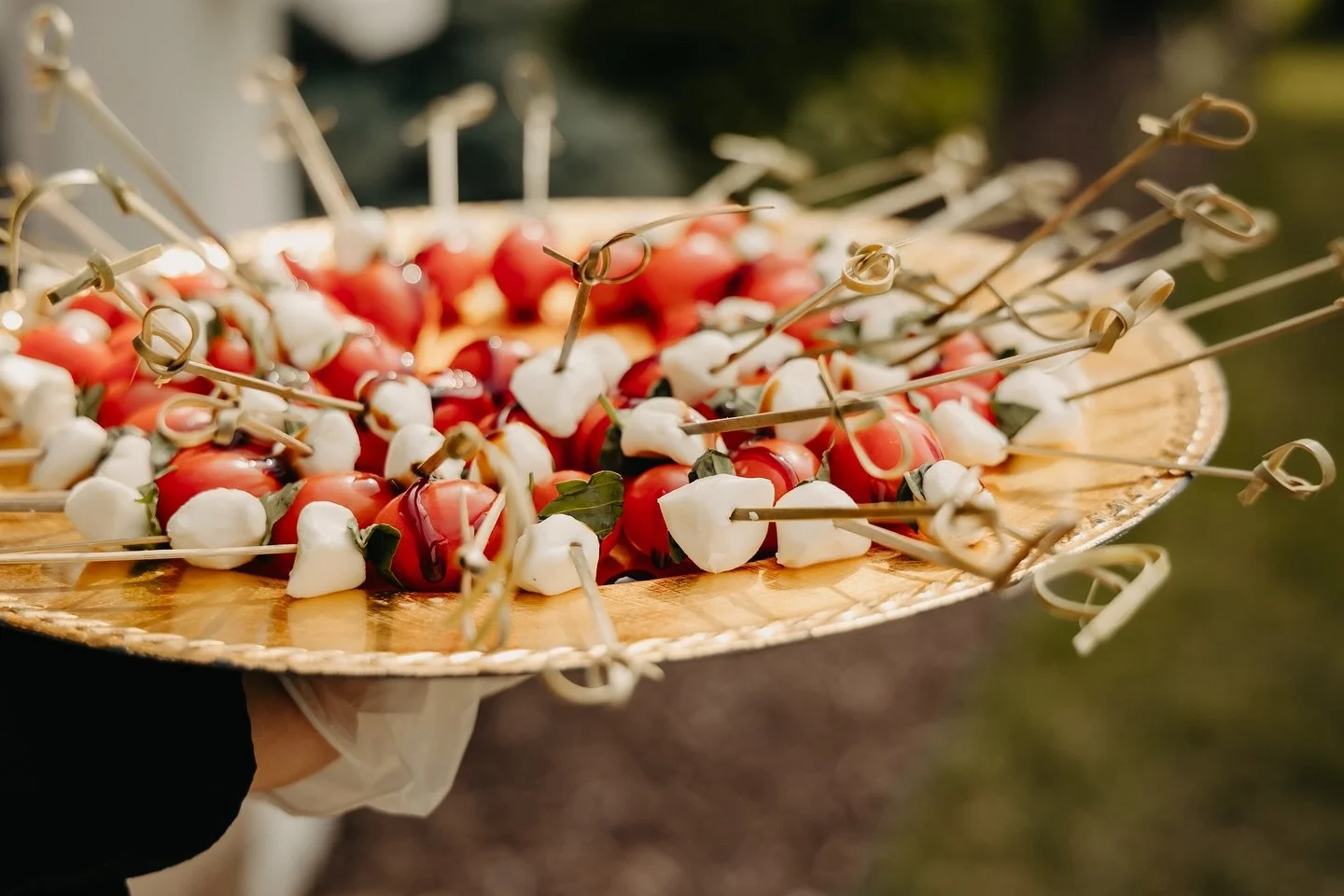 When the caprese skewers come your way 😍🤤
.
.
.
.
#caprese #capreseskewers #wedding #passedappetizers #passedapps