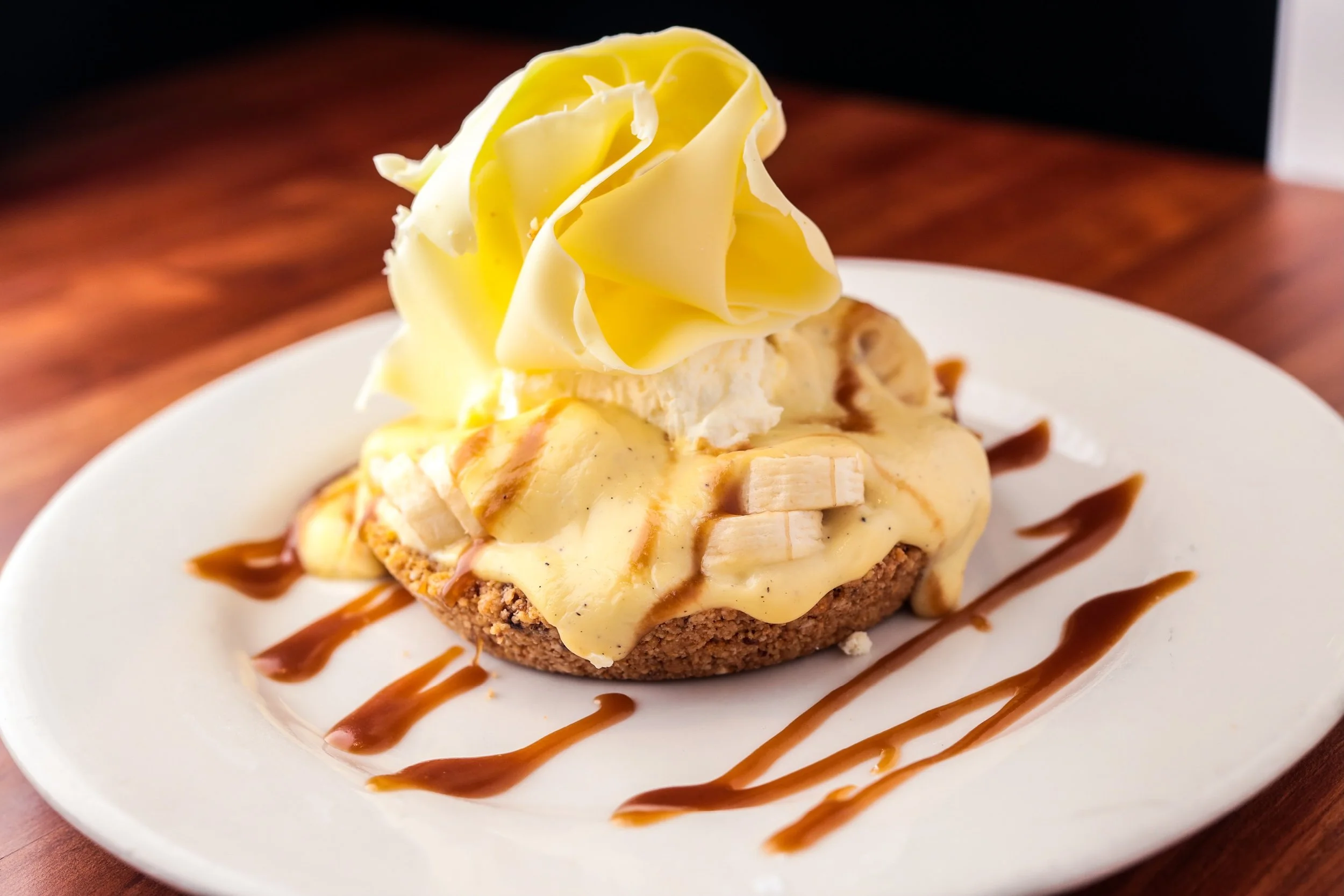 In the mood for something sweet? 🍌🥧 Our homemade banana cream pie is rich, creamy, and always freshly prepared in-house. 
.
.
.
.
#bananacreampie #homemadedessert #whitechocolategrill #dessert #bananacream