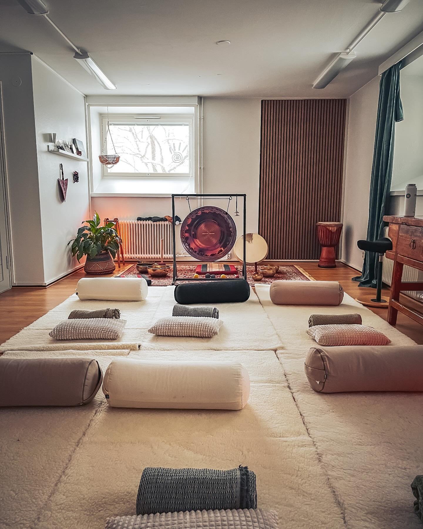 Pys&auml;hdy ja hengit&auml; 🧘🏼

Kuukausittaiset Yoga &amp; Sound -illat jatkavat Annukan ja Solin ohjaamina! 

Yoga &amp; Sound -illassa p&auml;&auml;set tavoittelemaan rauhaa ja selkeytt&auml; liikkeen, hengityksen ja &auml;&auml;nen avulla.

Tul