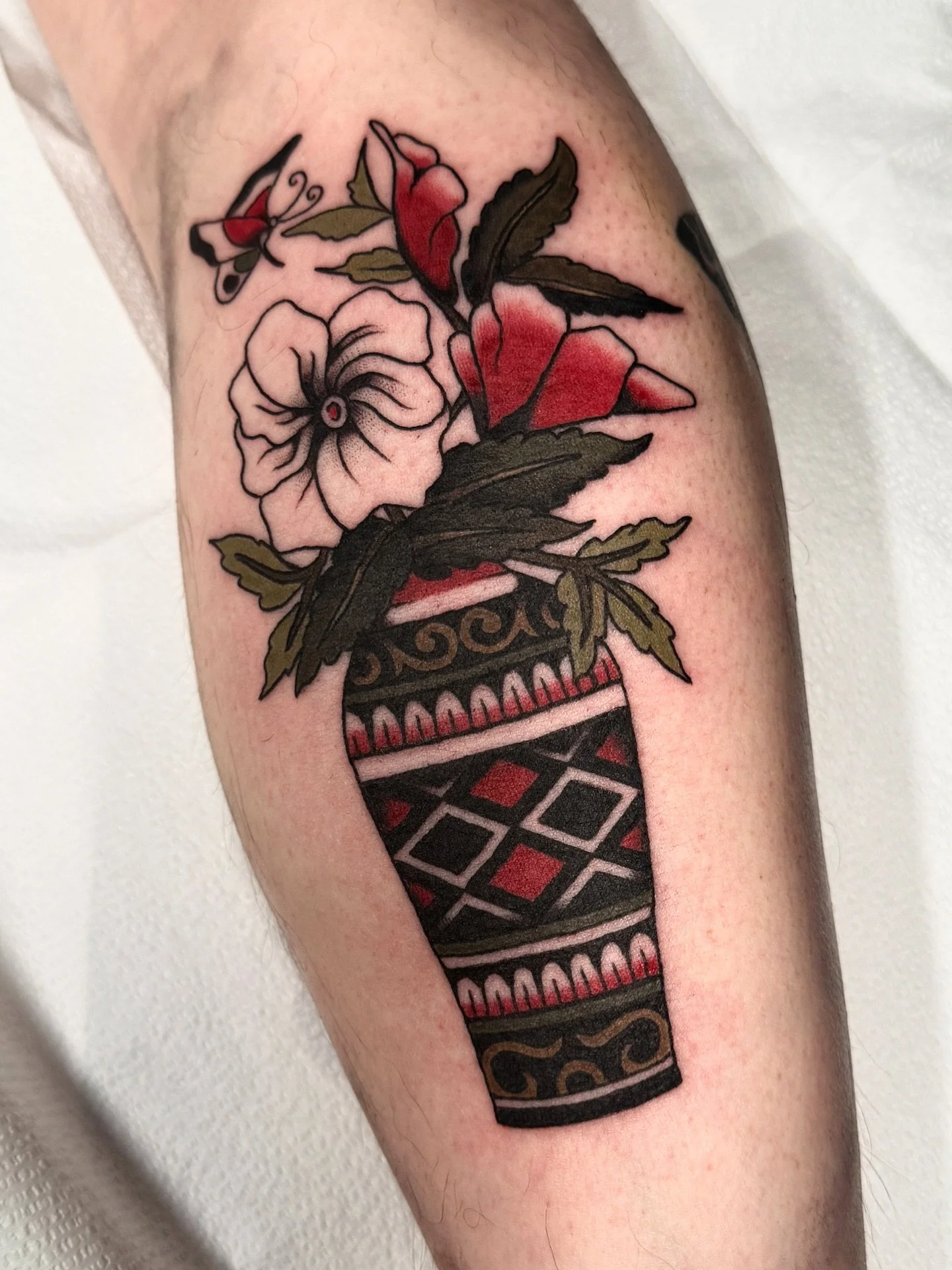 p. waters inspired vase for will. thanks for comin down from seattle for this one friend ❤️

#portlandtattoo #pdxtattoo #percywaters