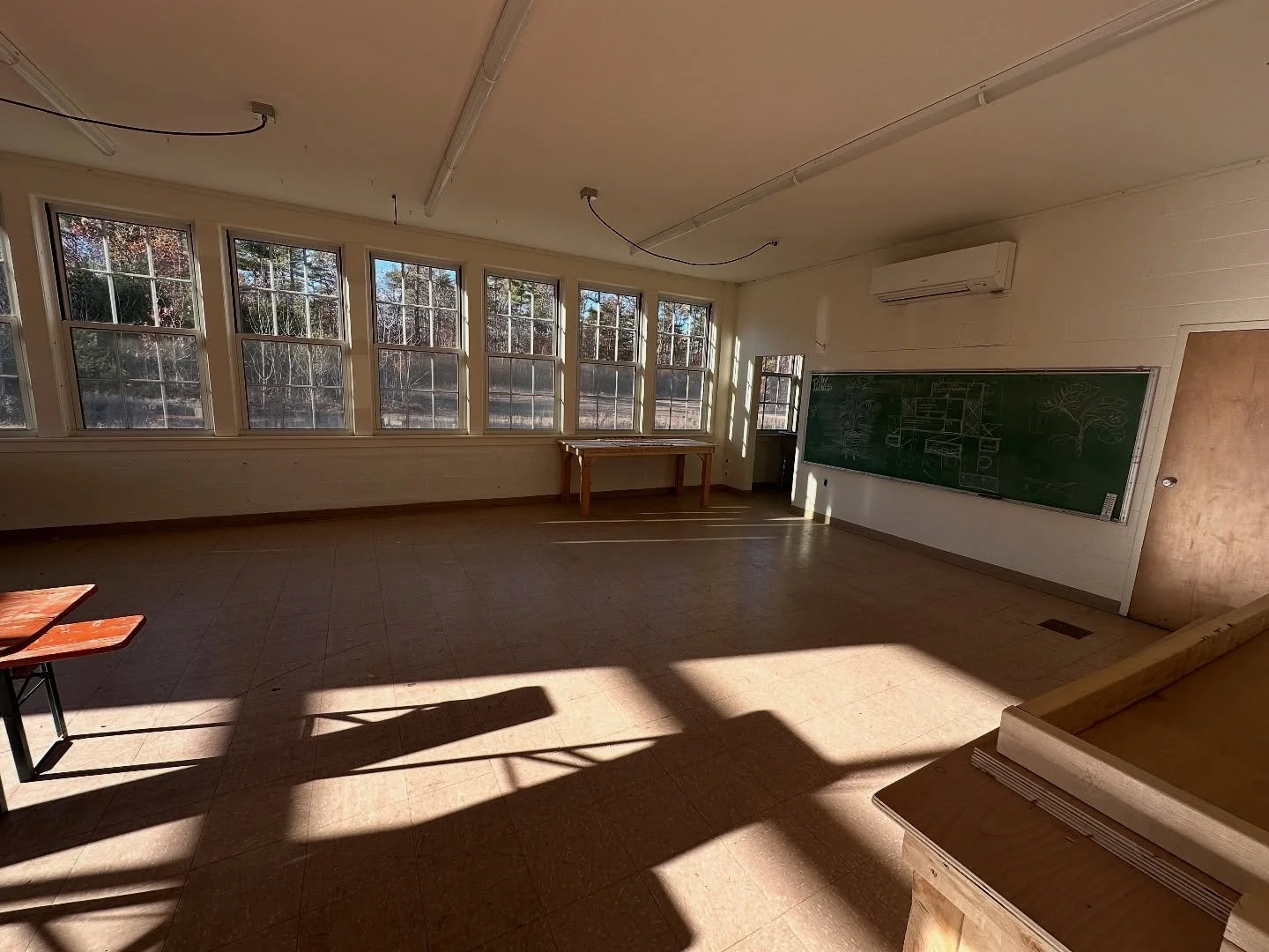 We have beautiful shop and studio spaces available for rent! Are you an artist? Maker? Maybe need a creative office space? We can offer you 24/7 access, utilities are included, and a range of private or shared studio spaces no matter your craft. We c