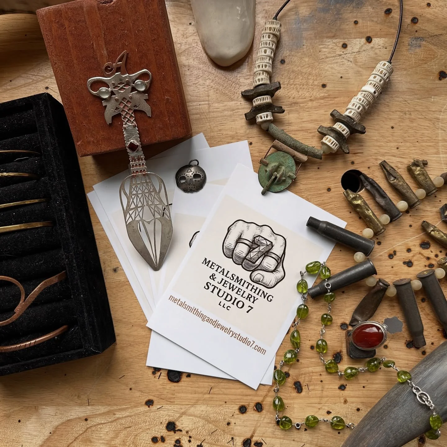 Wow 🤩 we love having such inspiring artists in our space! Such as the crew at Metalsmithing and Jewelry Studio 7 at oUTSKIRT!! Founded by Holly Gooch, these talented artists offer classes, custom design appointments, private instruction, and studio 