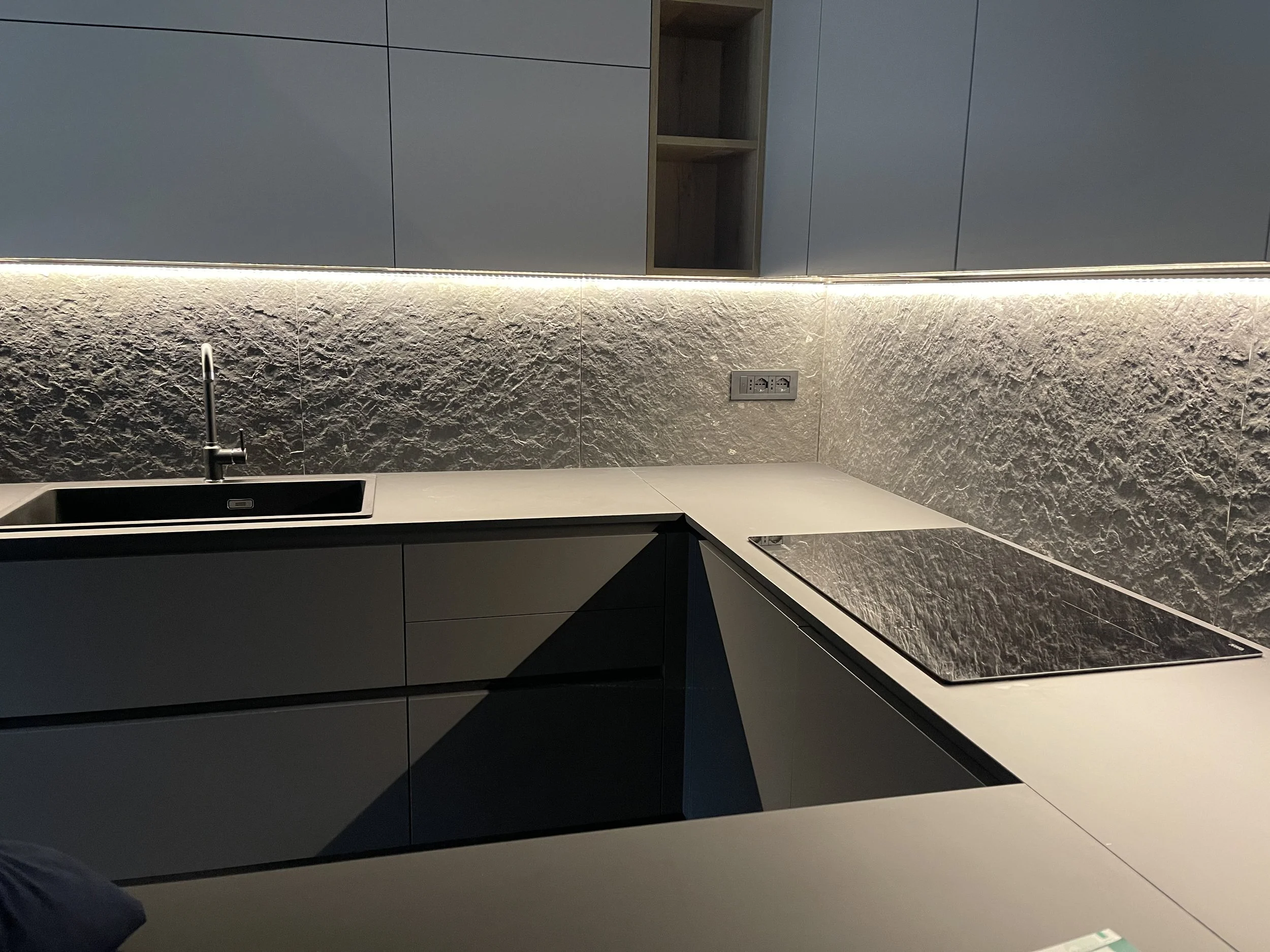 Cucina con piastrelle effetto pietra