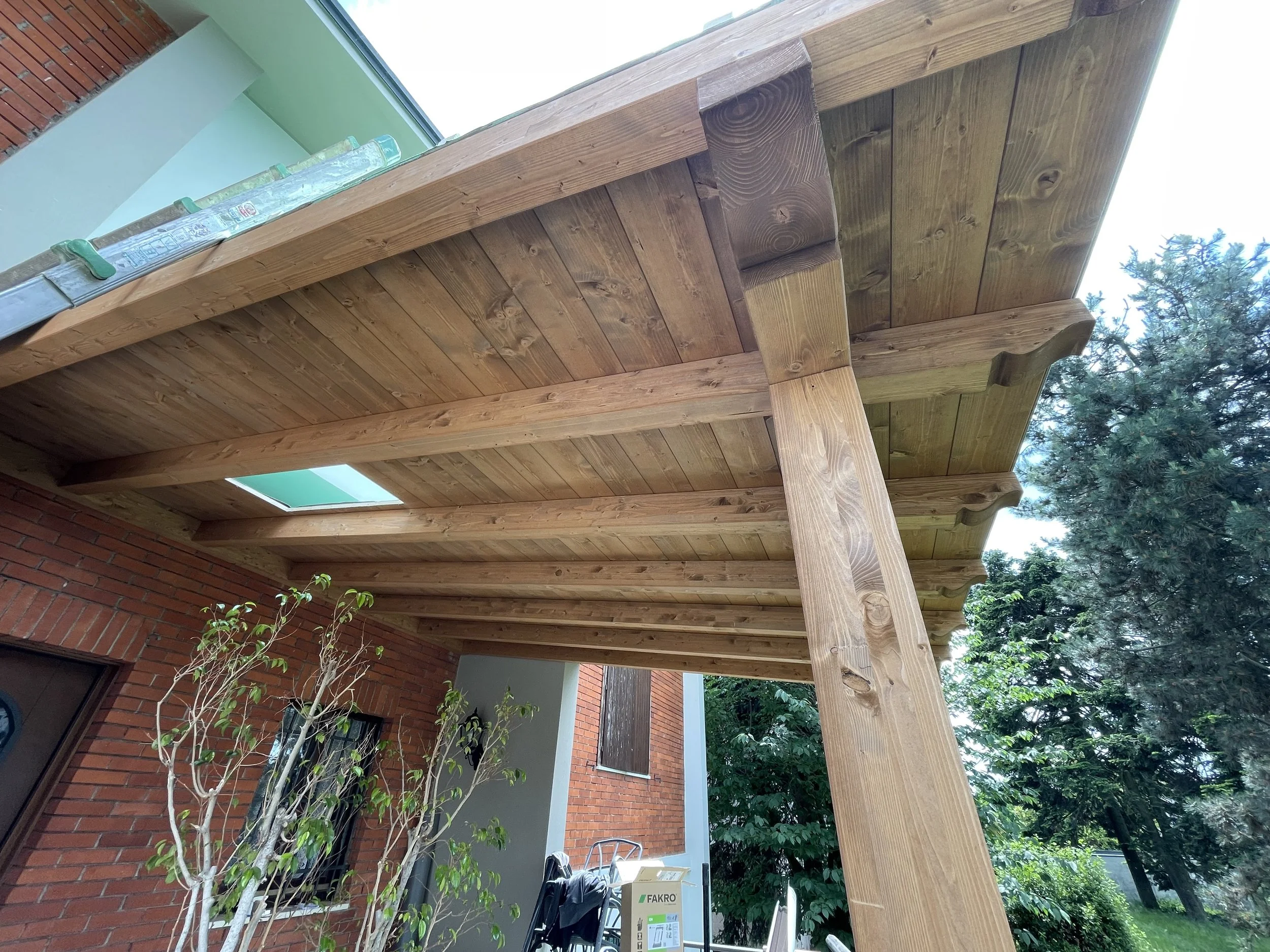 tettoia in legno con lucernario