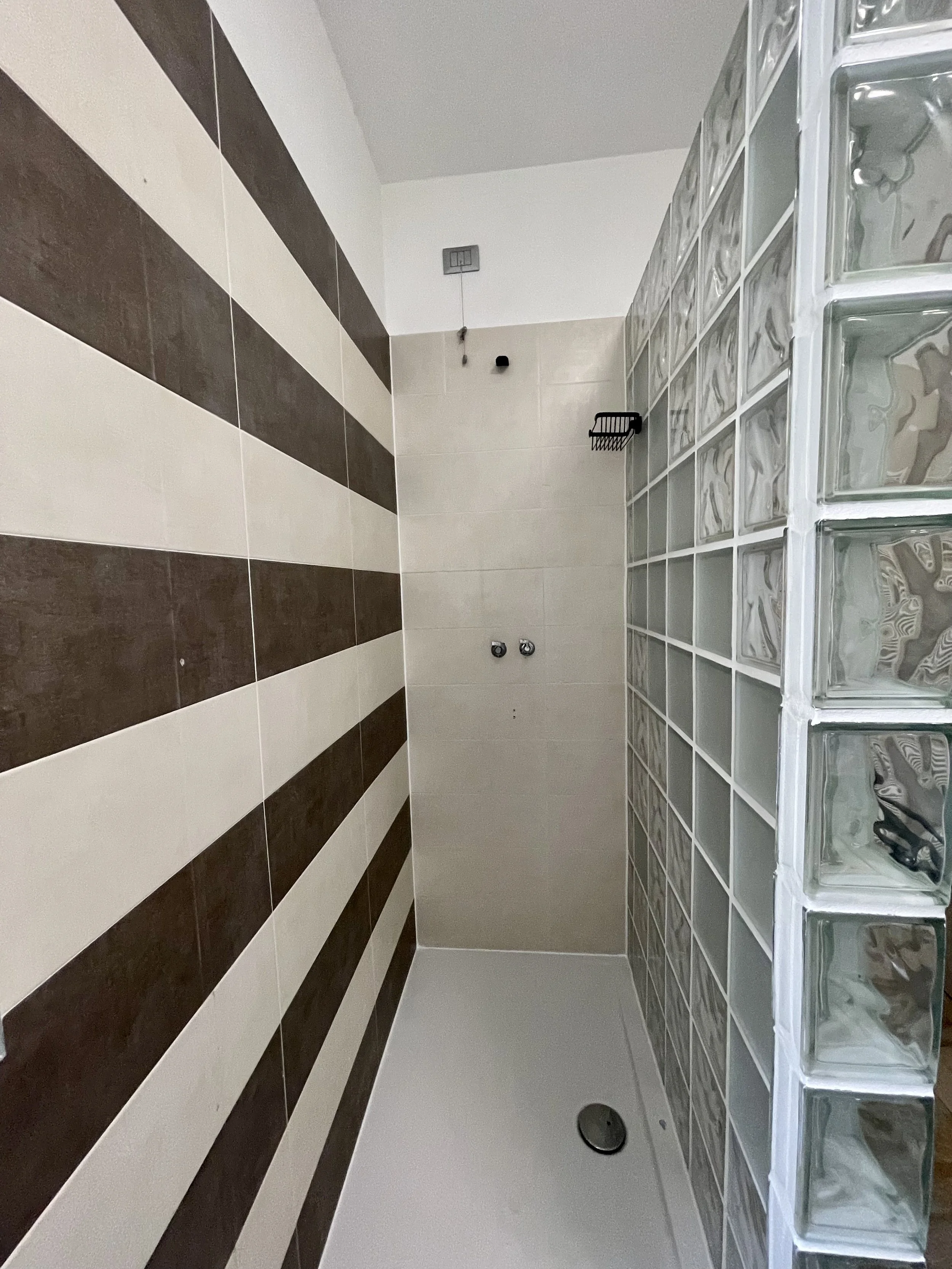 Doccia walk-in con vetrocemento