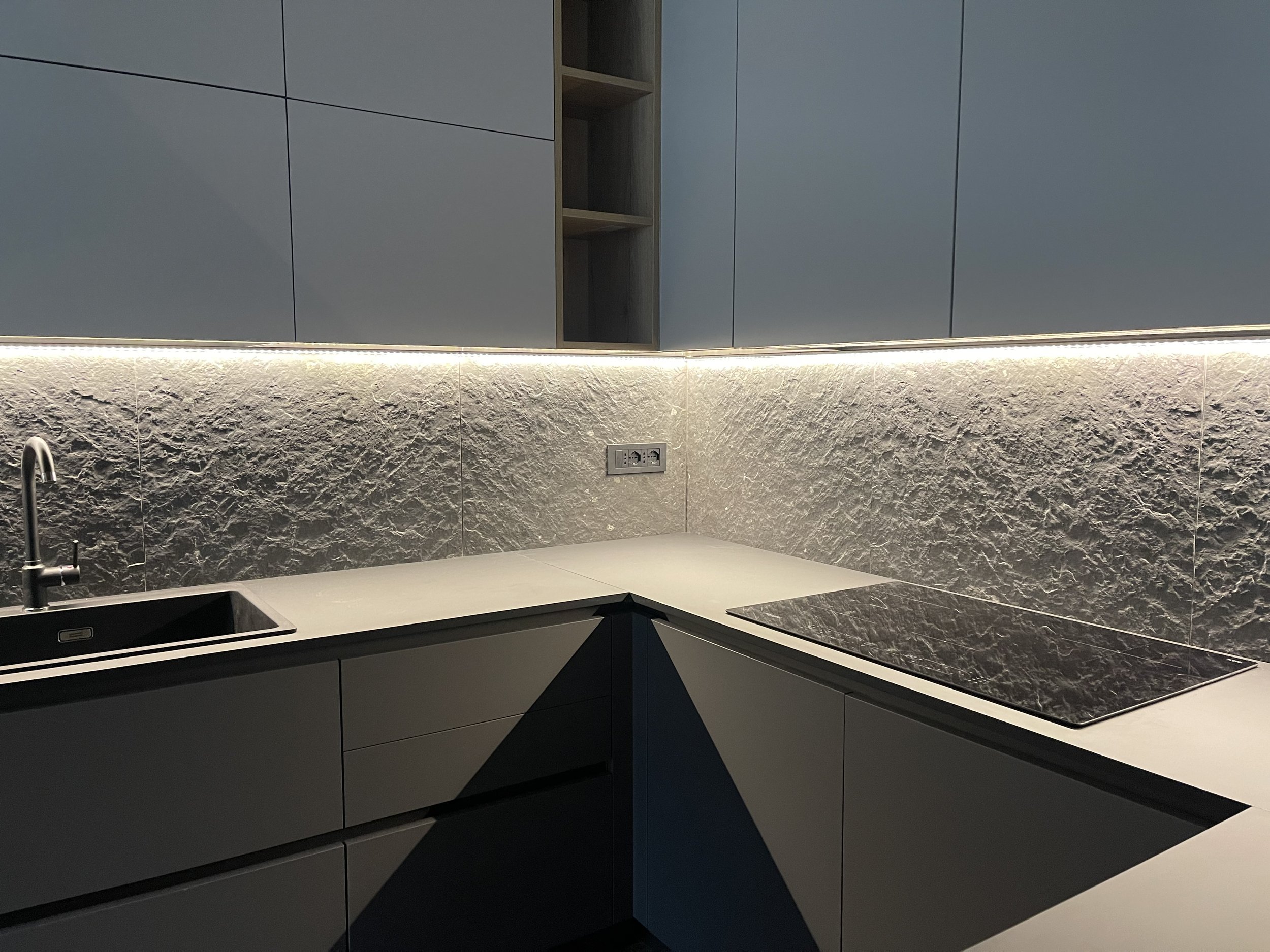 Cucina con piastrelle effetto pietra