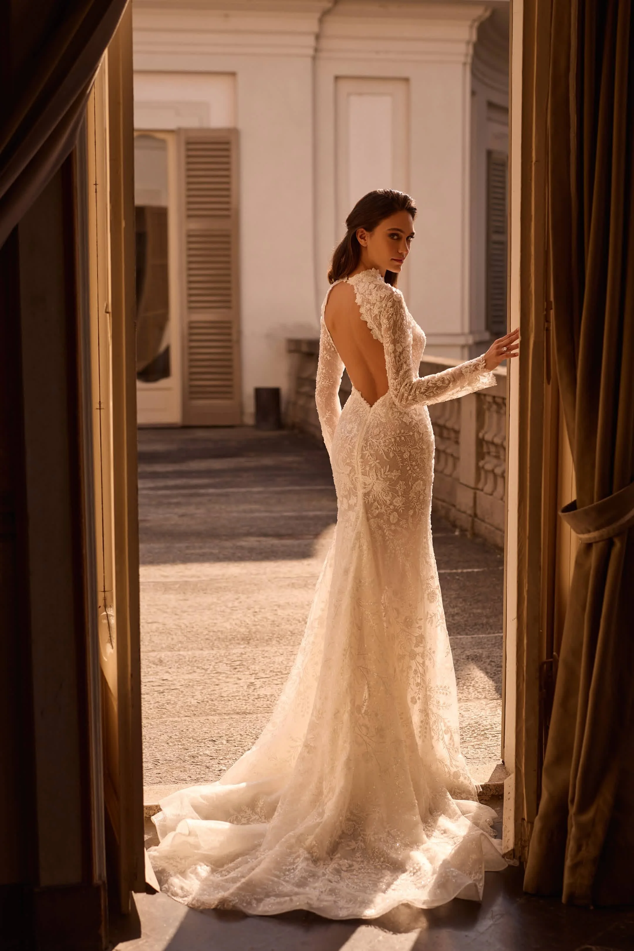 Ari Villoso_Teya_Backless Wedding Dress.webp