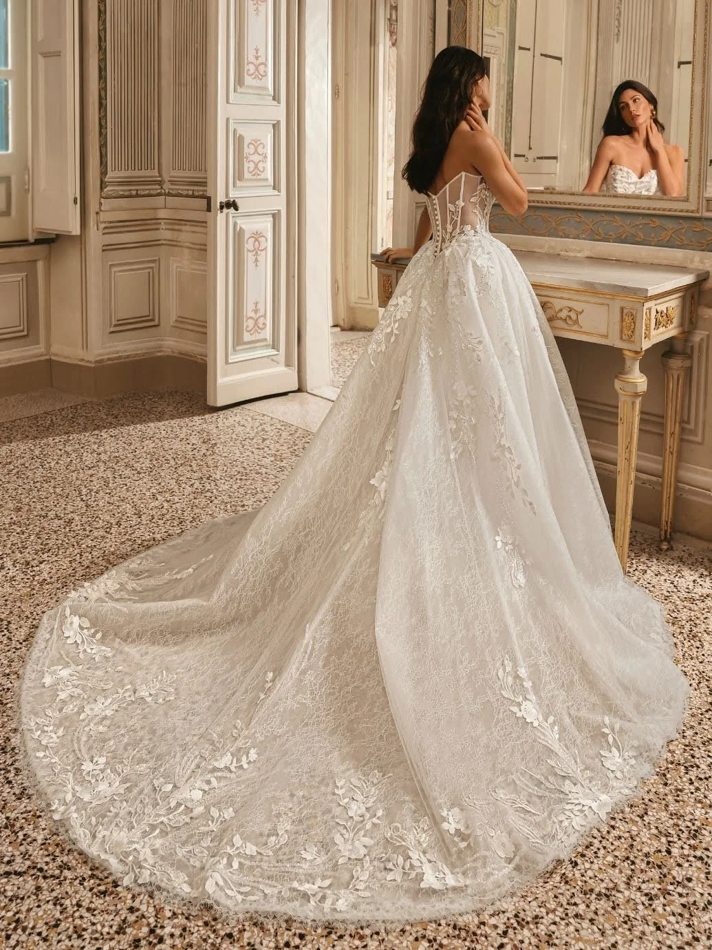 27_Enzoani_Web_WHITNEY_Bac.jpg