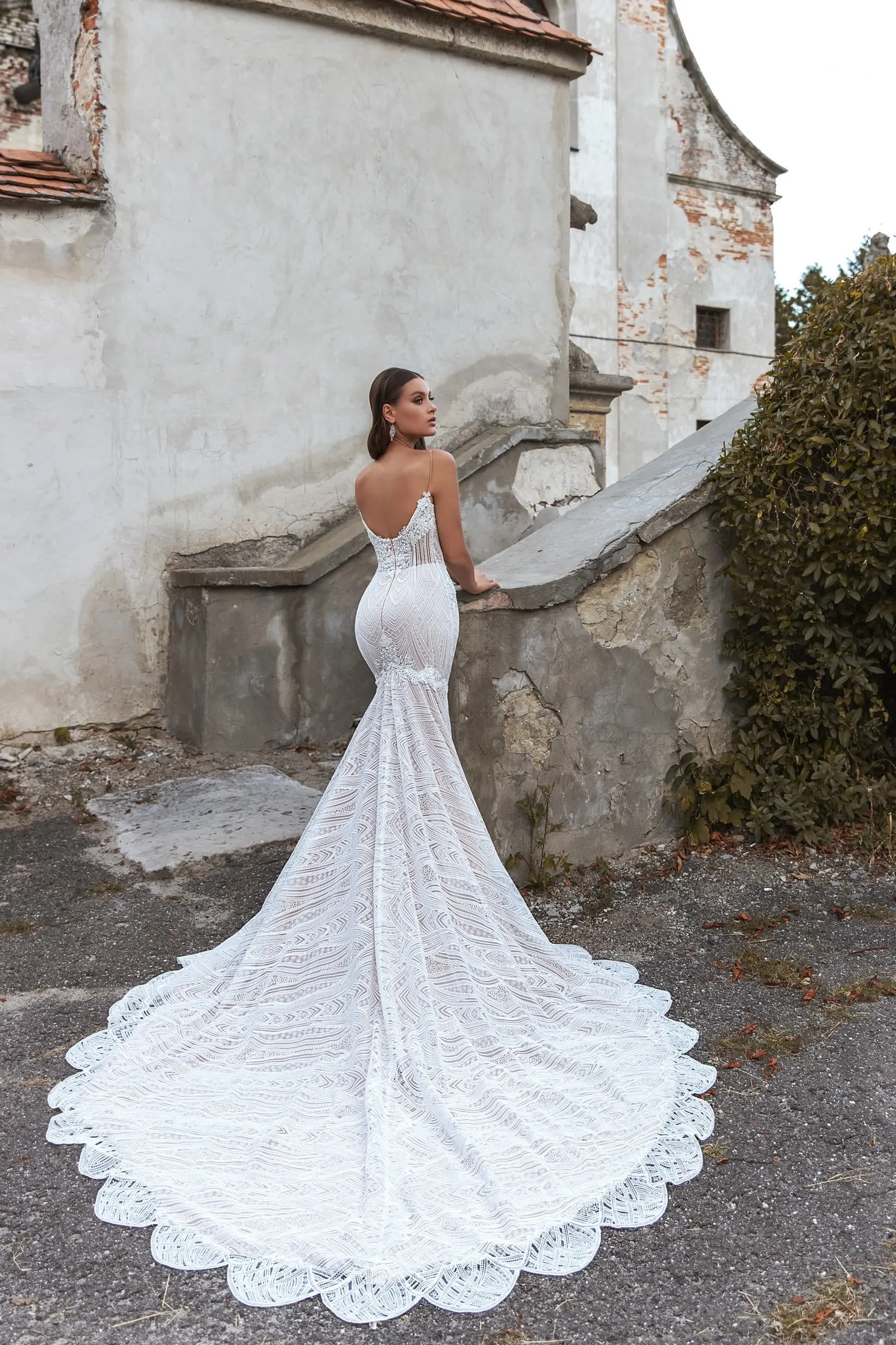 Ari Villoso_Ivy_Scalloped Train Wedding Dress.webp