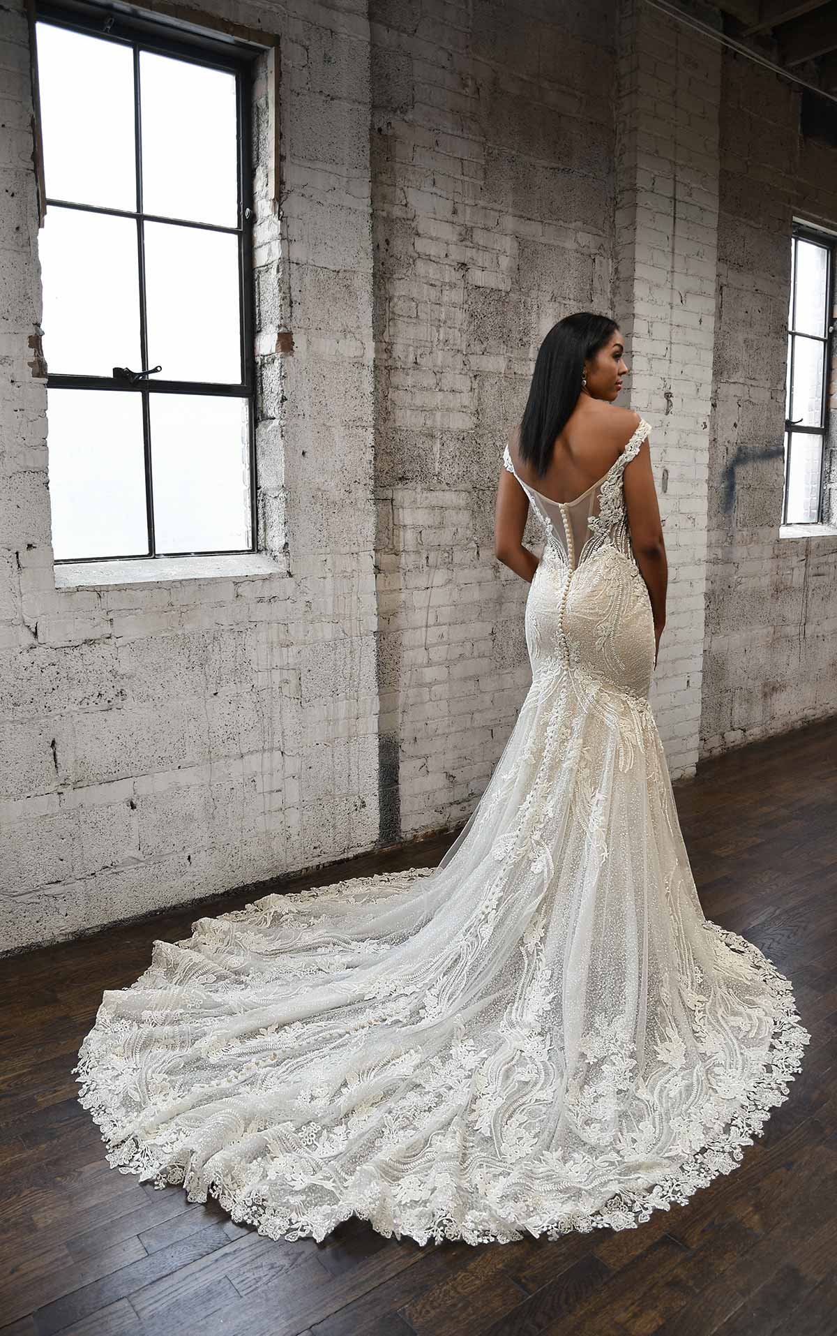 MartinaLiana_1338_Plunging V Neckline Wedding Dress.jpg