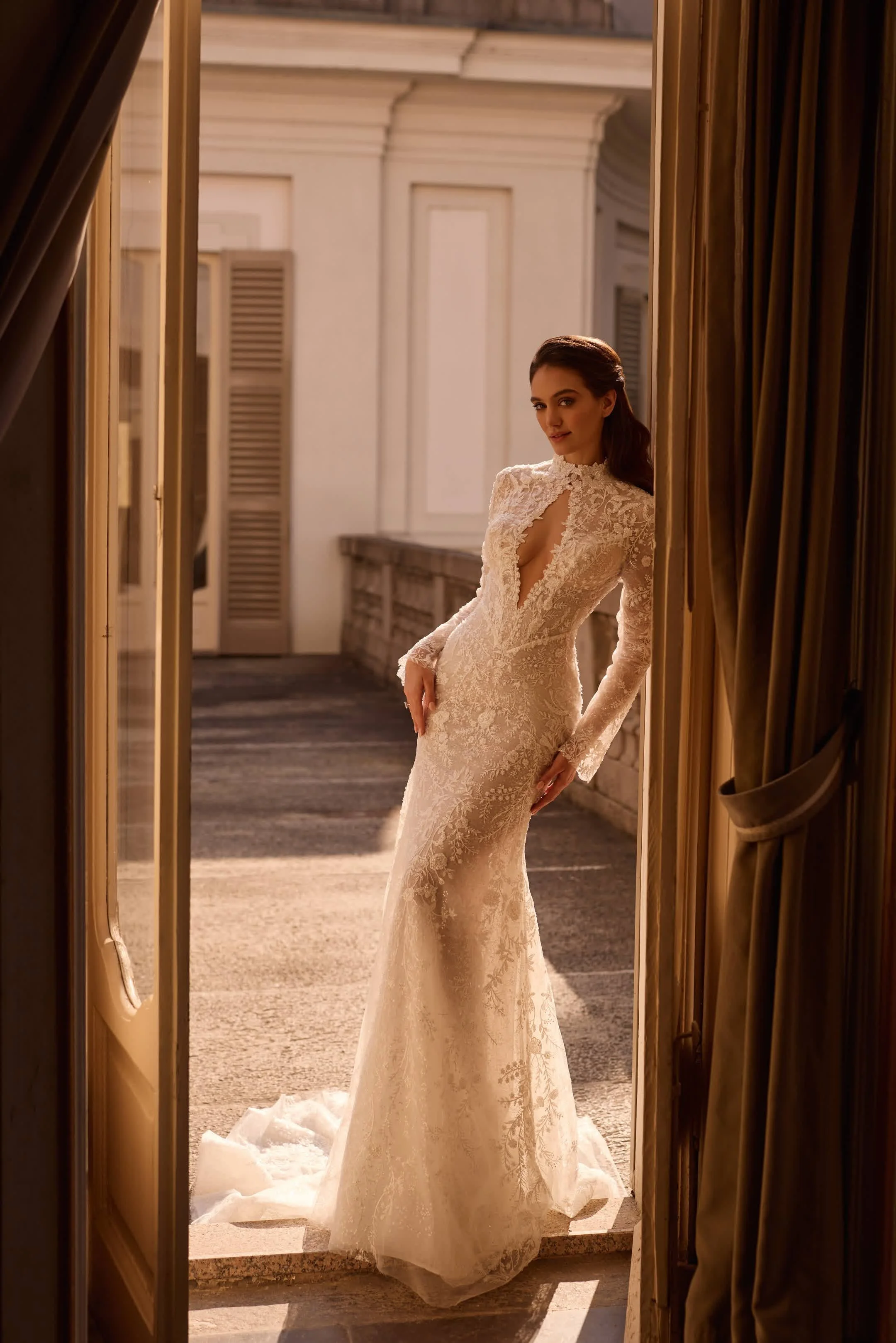 Ari Villoso_Teya_Keyhole Wedding Gown.webp