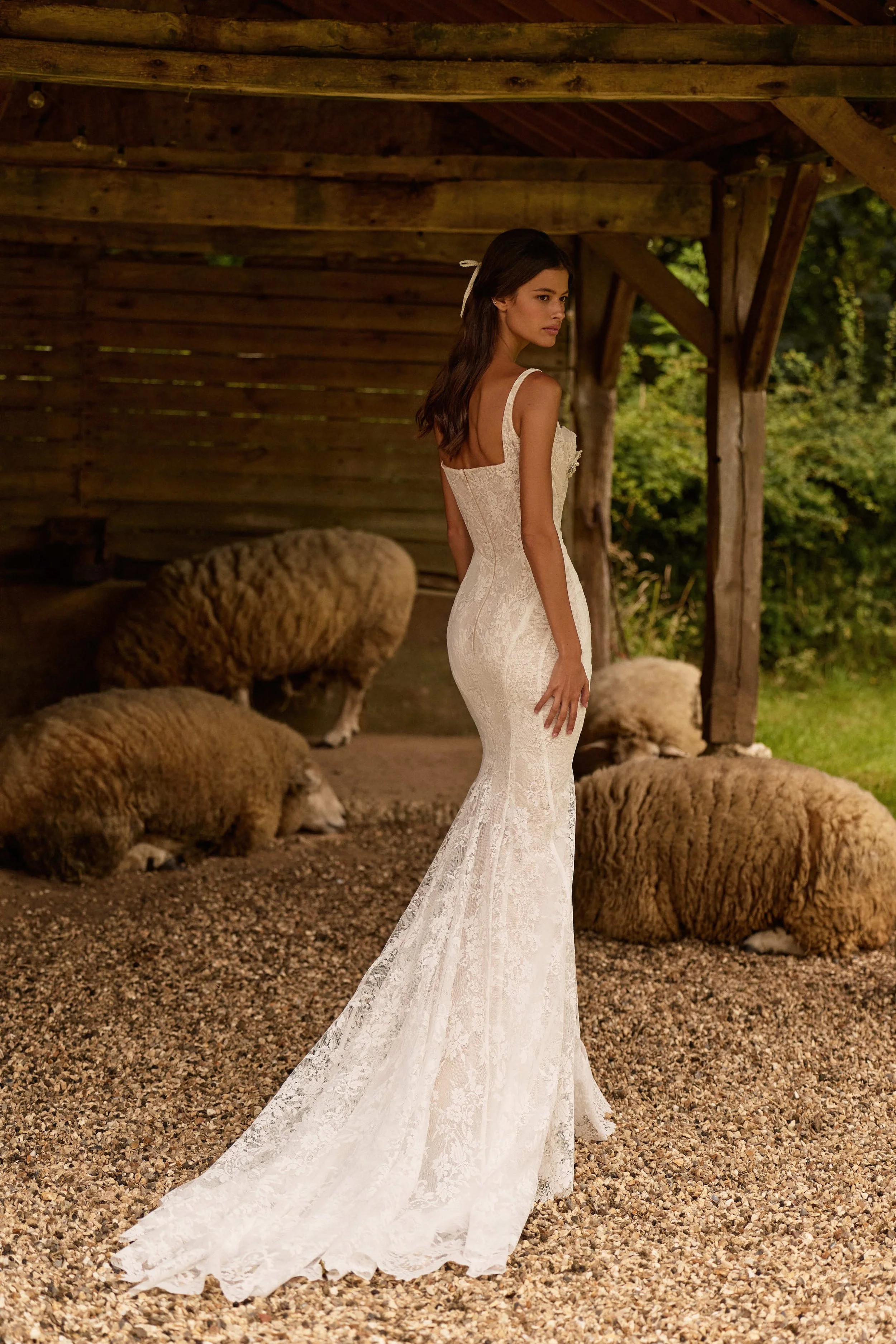Glowline Milla Nova_trumpet chic wedding dress.jpeg
