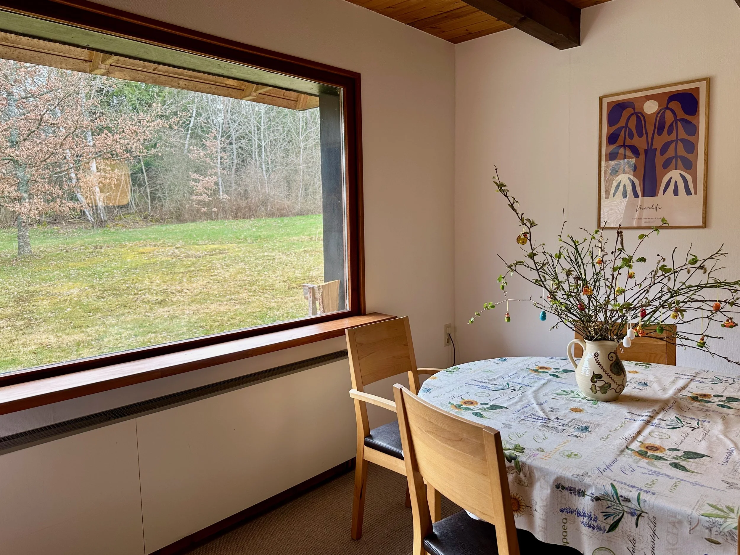 Wohnzimmertisch für 8 Personen mit Blick ins Grüne im Ferienhaus Grossmoss im Schwarzwald